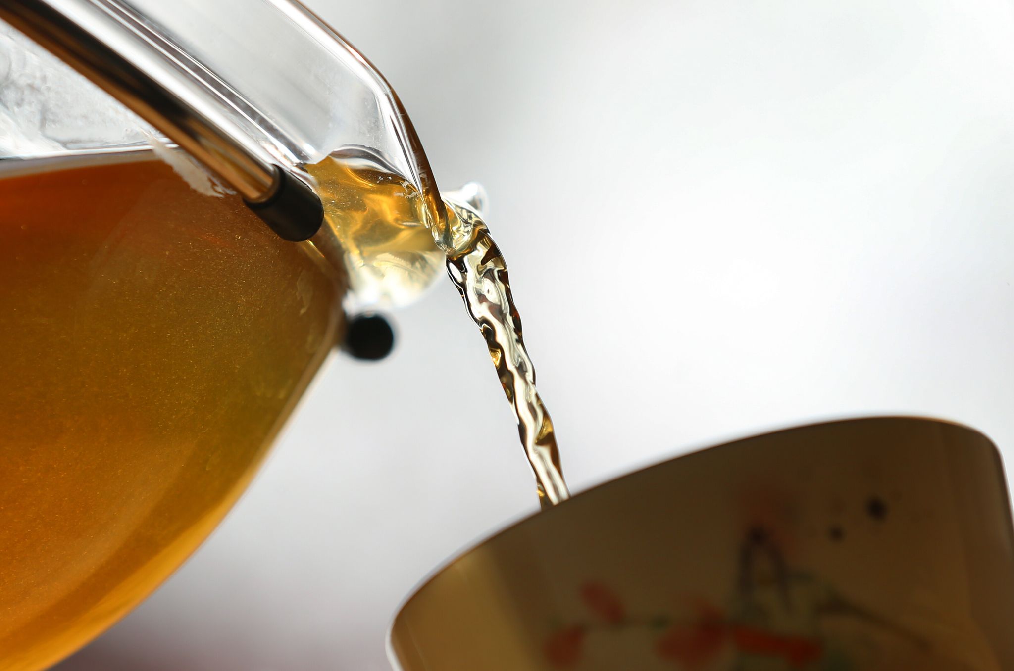 Wer im Küchenschrank auf alten Tee stößt, muss ihn deshalb nicht gleich entsorgen. Die Blätter lassen sich wieder auffrischen.