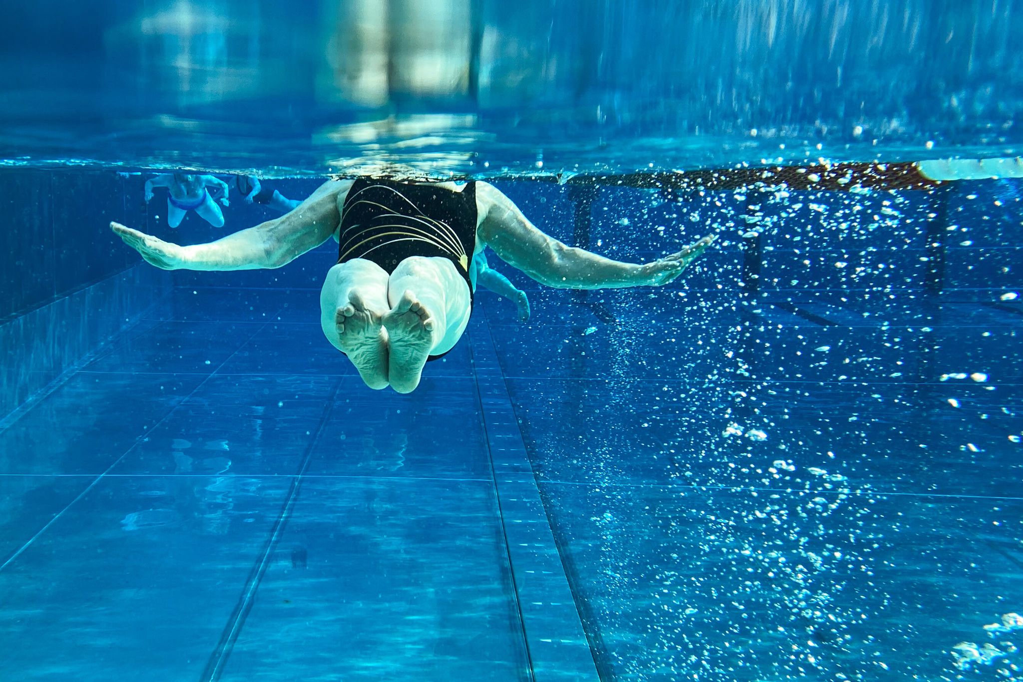 Um Schwindel nach dem Schwimmen zu vermeiden, braucht es etwas Geduld beim Verlassen des Wassers.