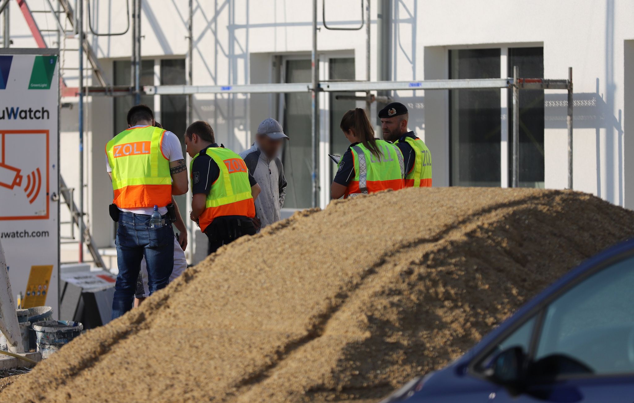 Zöllner bei der Schwarzarbeit-Kontrolle auf der Bornheimer Baustelle.
