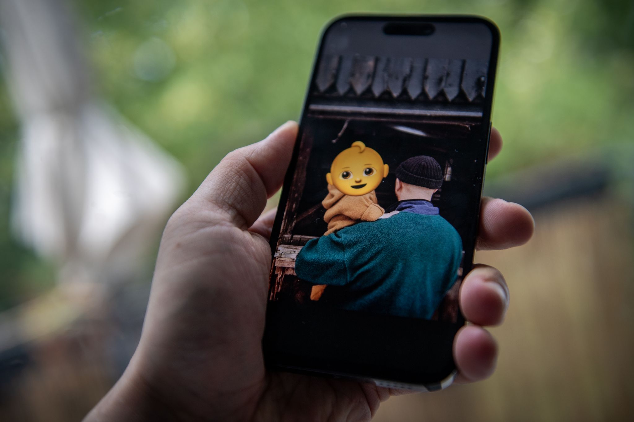 Harmlose Szenen, großer Schaden: Aus Fotos können durch KI manipulierte Darstellungen werden, trotz Smiley über dem Gesicht.