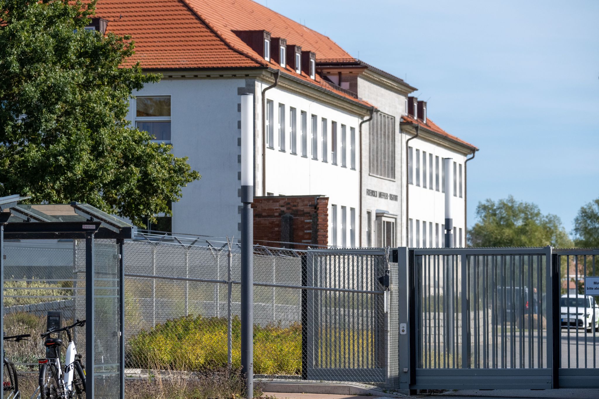 Das Friedrich-Loeffler-Institut - Bundesforschungsinstitut für Tiergesundheit auf der Insel Riems- befasst sich unter anderem mit der Ausbreitung von Stechmückenarten in Deutschland.