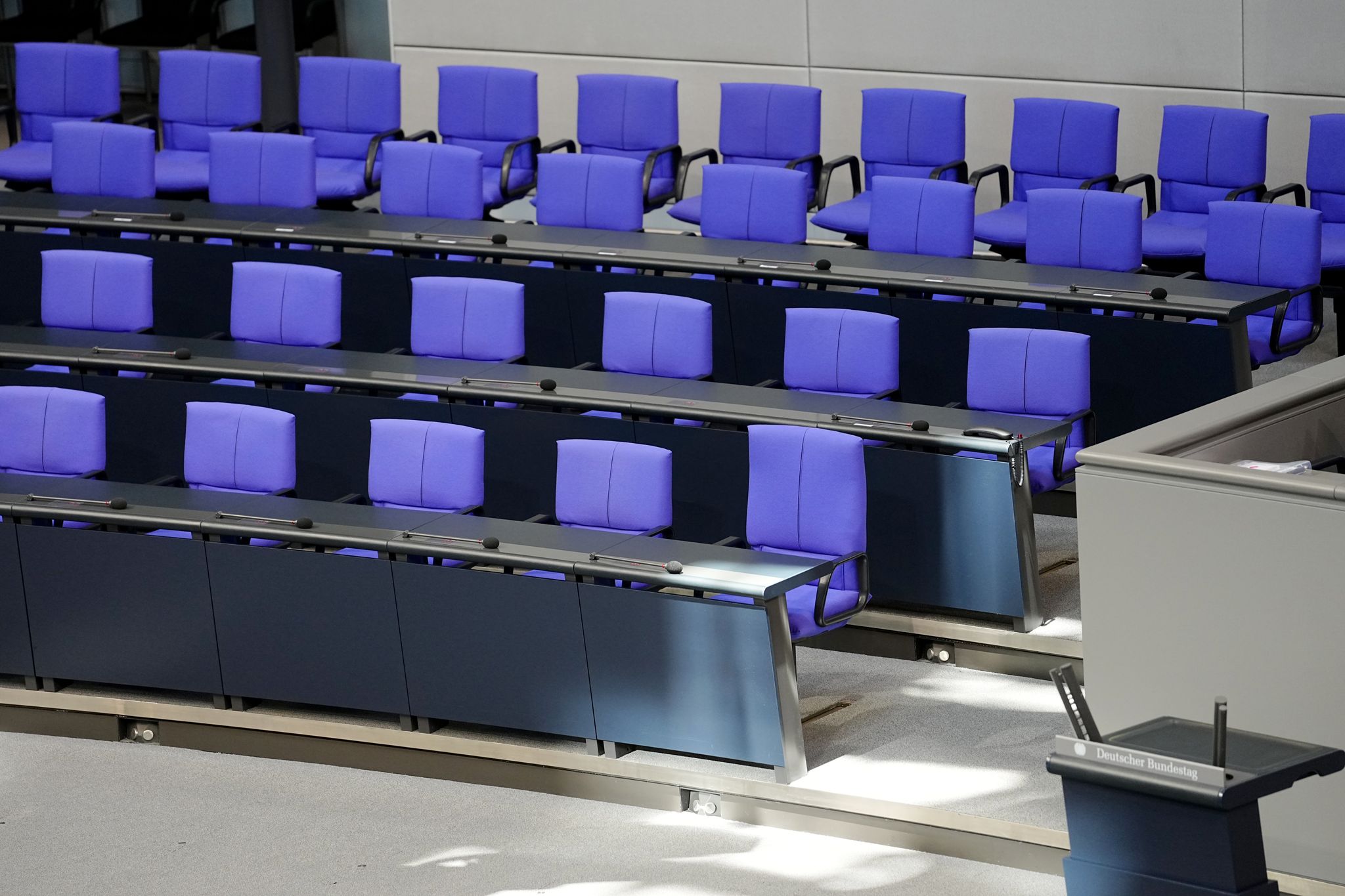 Die Regierungsbank bleibt zu oft leer, bemängelt Bundestagspräsidentin Julia Klöckner in einem Brief. (Archivbild)