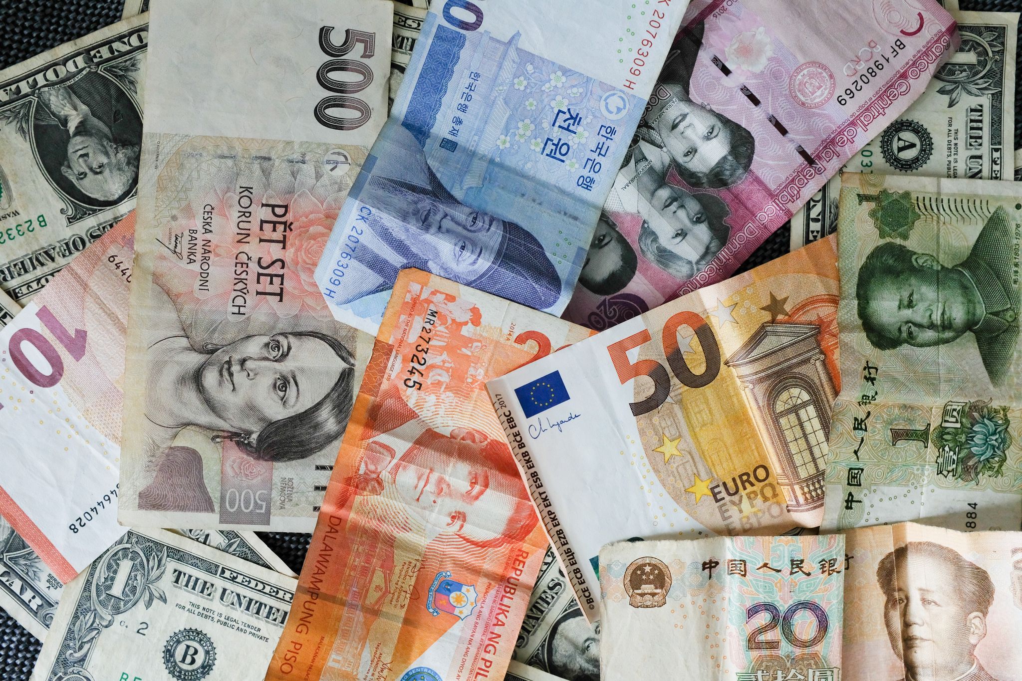 Nicht in Euro: Beim Bezahlen oder Abheben im Ausland spart man, wenn man die Landeswährung wählt.