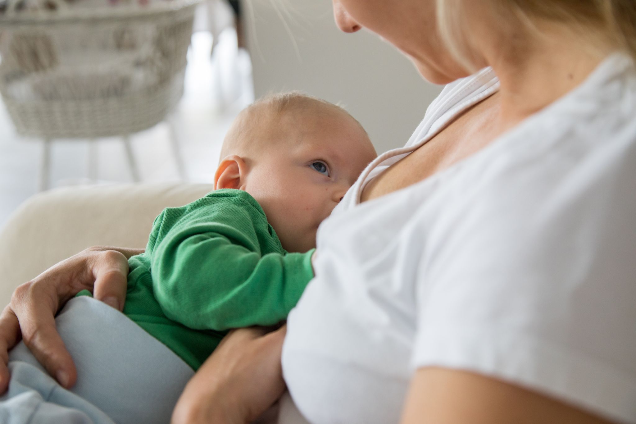 Stillen bleibt ein kontroverses Thema: Fast die Hälfte der Befragten empfindet Stillen oder Abpumpen in der Öffentlichkeit als gesellschaftlich nicht akzeptiert.