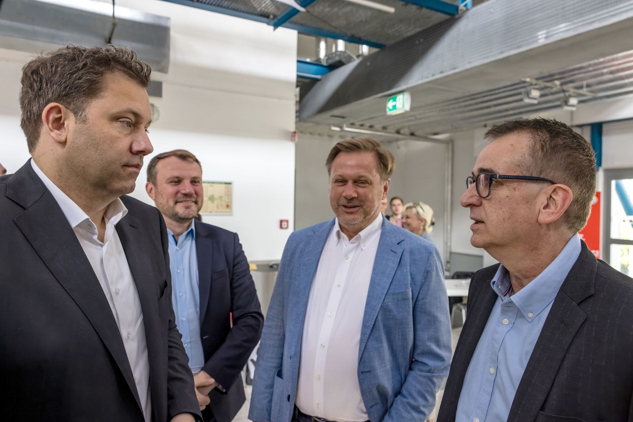 SPD-Chef Lars Klingbeil will sich für Industriearbeitsplätze in Stahlwerken einsetzen.