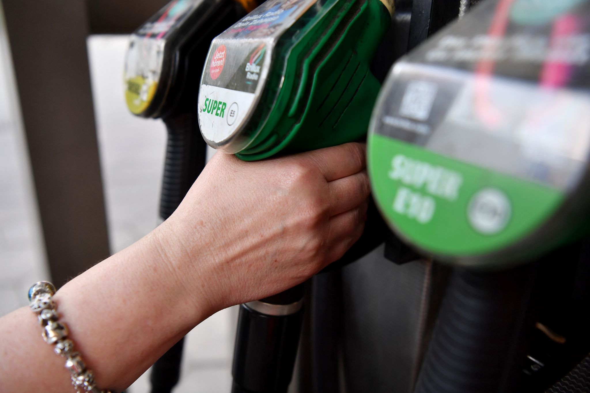 Tanken ist noch immer teurer als vor der Eskalation in Nahost - dabei ist der Ölpreis wieder gefallen.