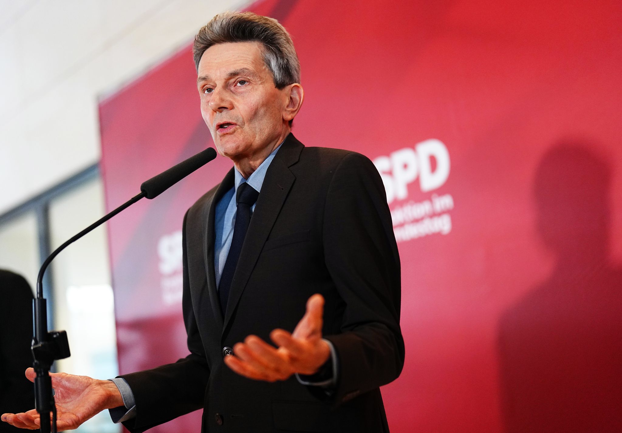 Der frühere SPD-Fraktionschef Rolf Mützenich ist einer der prominentesten Unterzeichner des Papiers. (Archivbild)