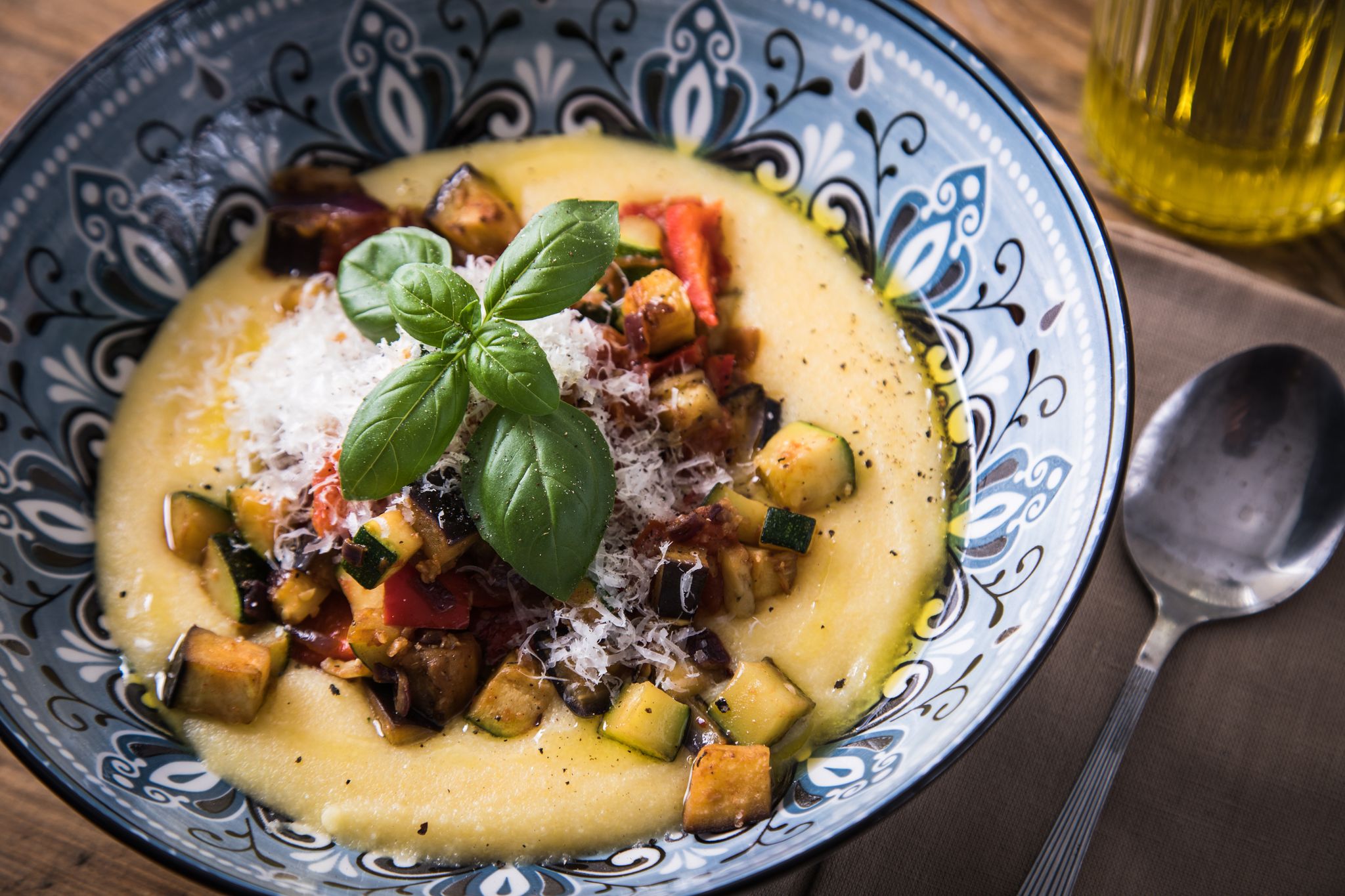 Zur herrlich cremigen Polenta mit Parmesan und Olivenöl passt Ratatouille-Gemüse.