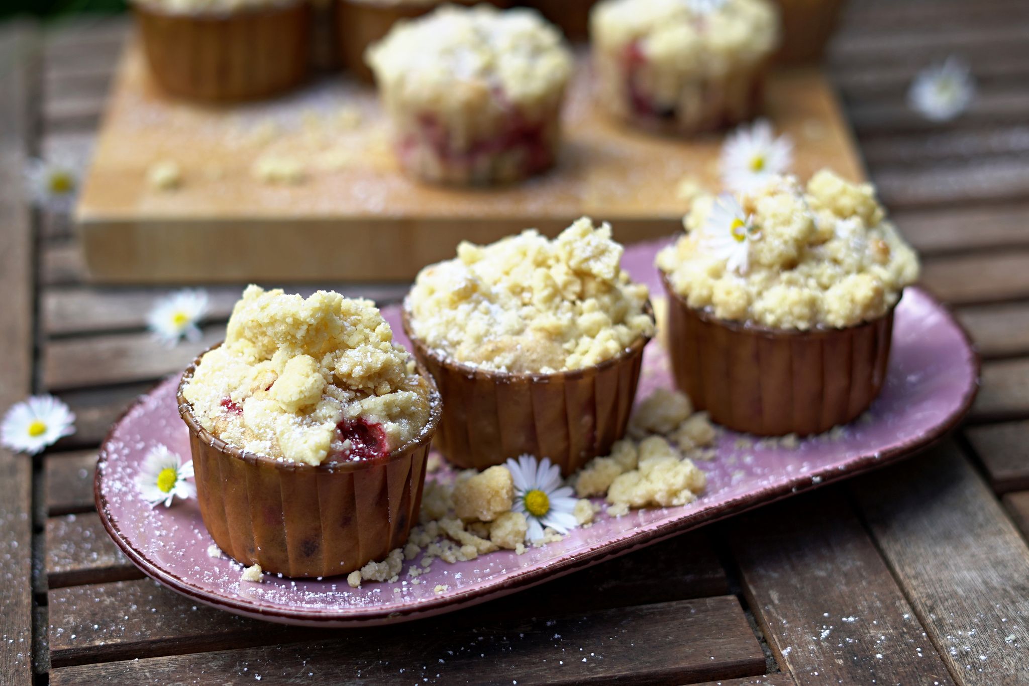 Erdbeeren, Buttermilch und knackige Schokostückchen verstecken sich im Inneren der Muffins, Knusper-Streusel bilden die Krone.