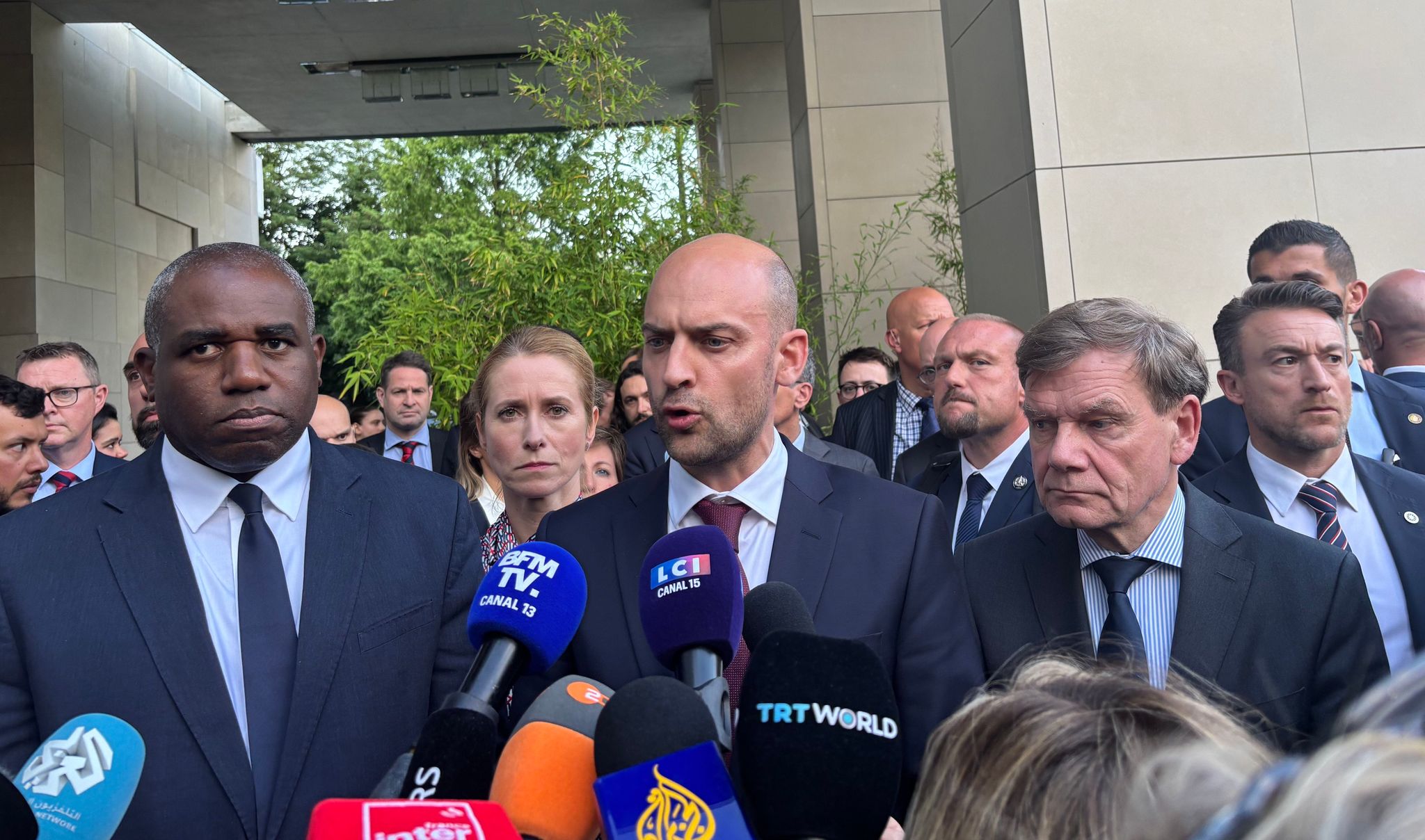 Außenminister Johann Wadephul (r-l) und die Außenminister von Frankreich, Jean-Noël Barrot, und Großbritannien, David Lammy, am Freitag in Genf.