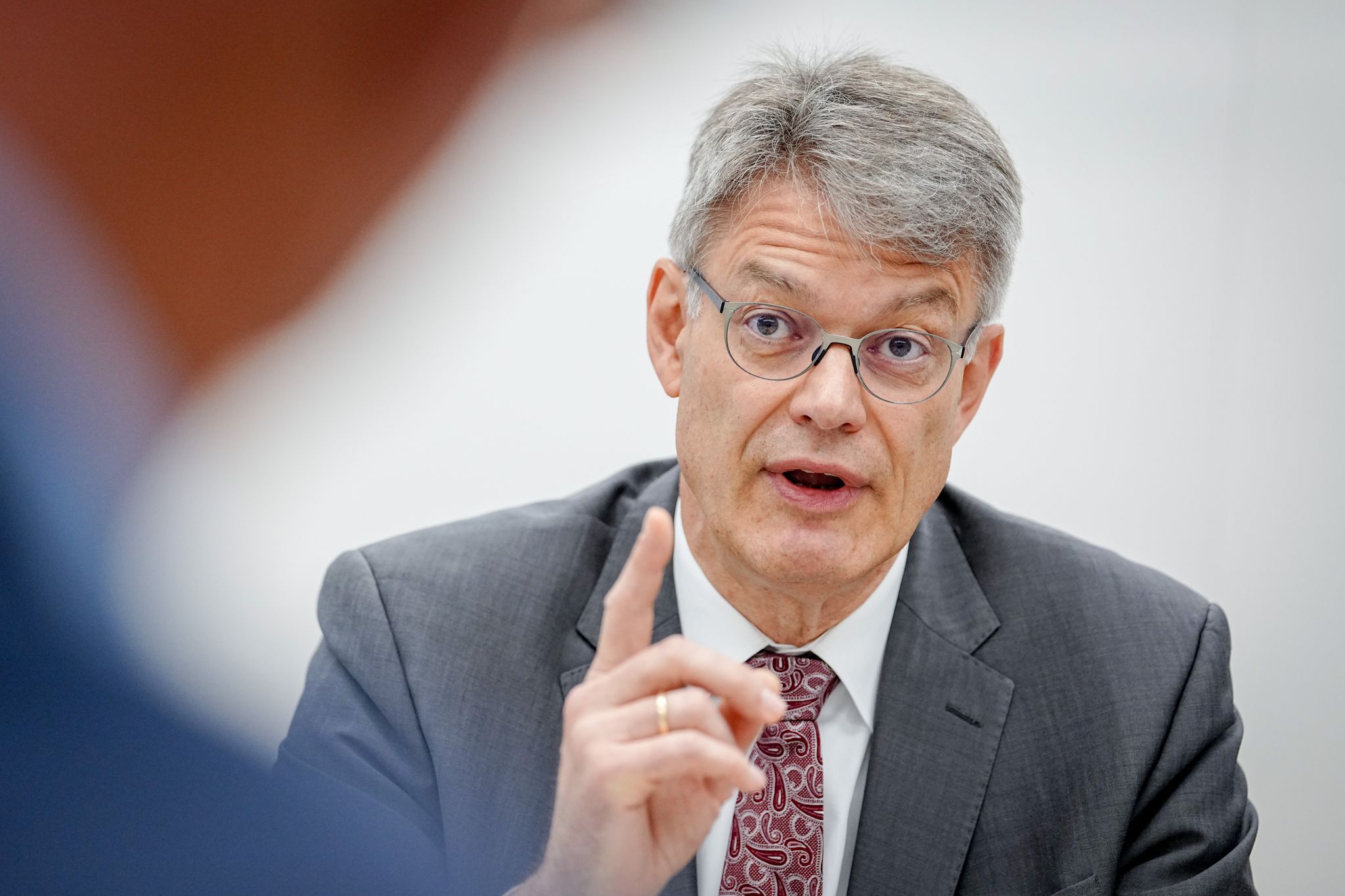 Der neue Verkehrsminister ist mit der Leistung der Deutschen Bahn unzufrieden.