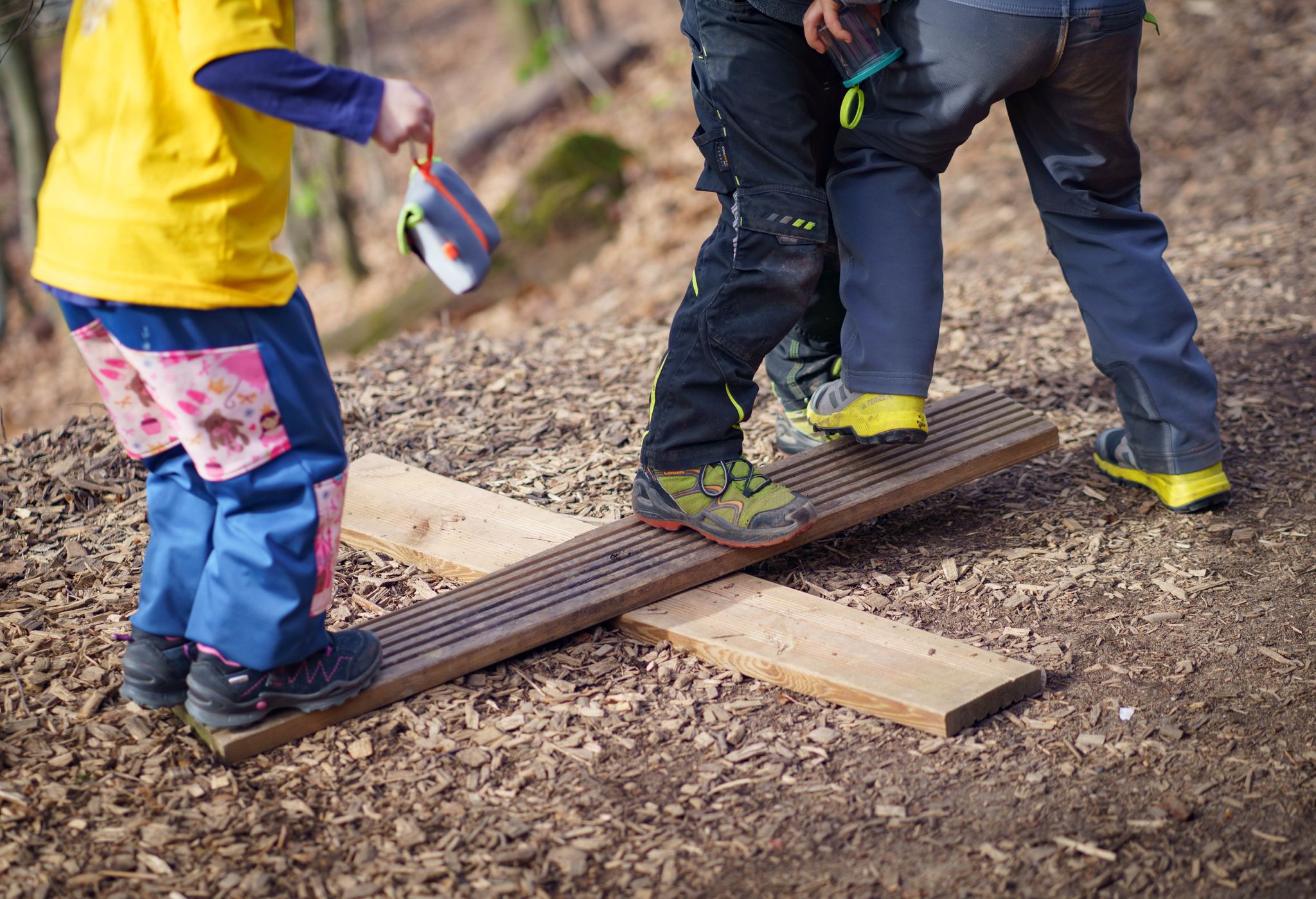 Im gemeinsamen Spiel mit anderen lernen Kinder, Regeln einzuhalten, Kompromisse auszuhandeln und Konflikte zu lösen.