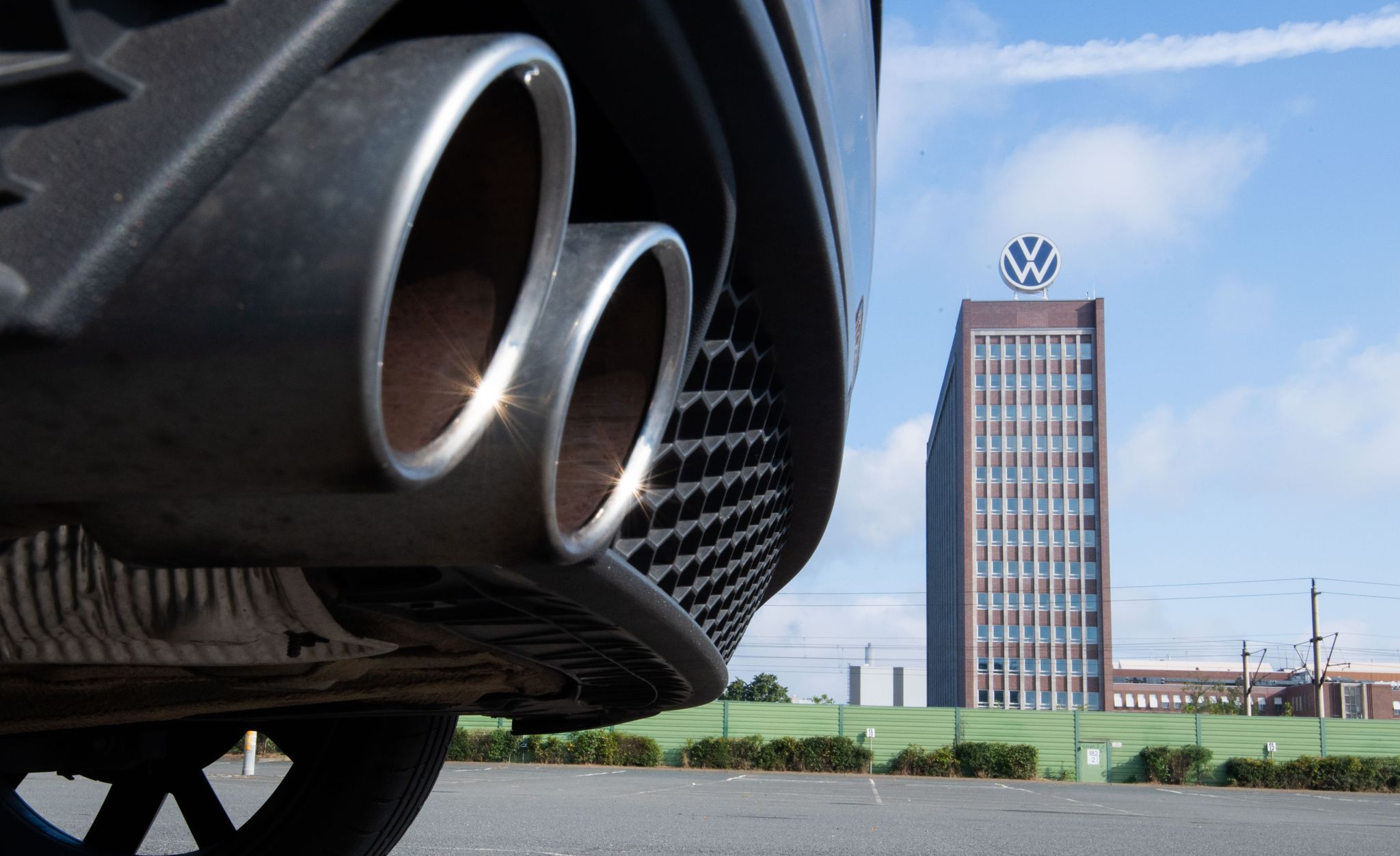Der Dieselskandal kostete VW bereits Milliarden. Ein Bußgeld wegen Datenschutzverstößen bleibt den Wolfsburger nun aber erspart. (Archivfoto)