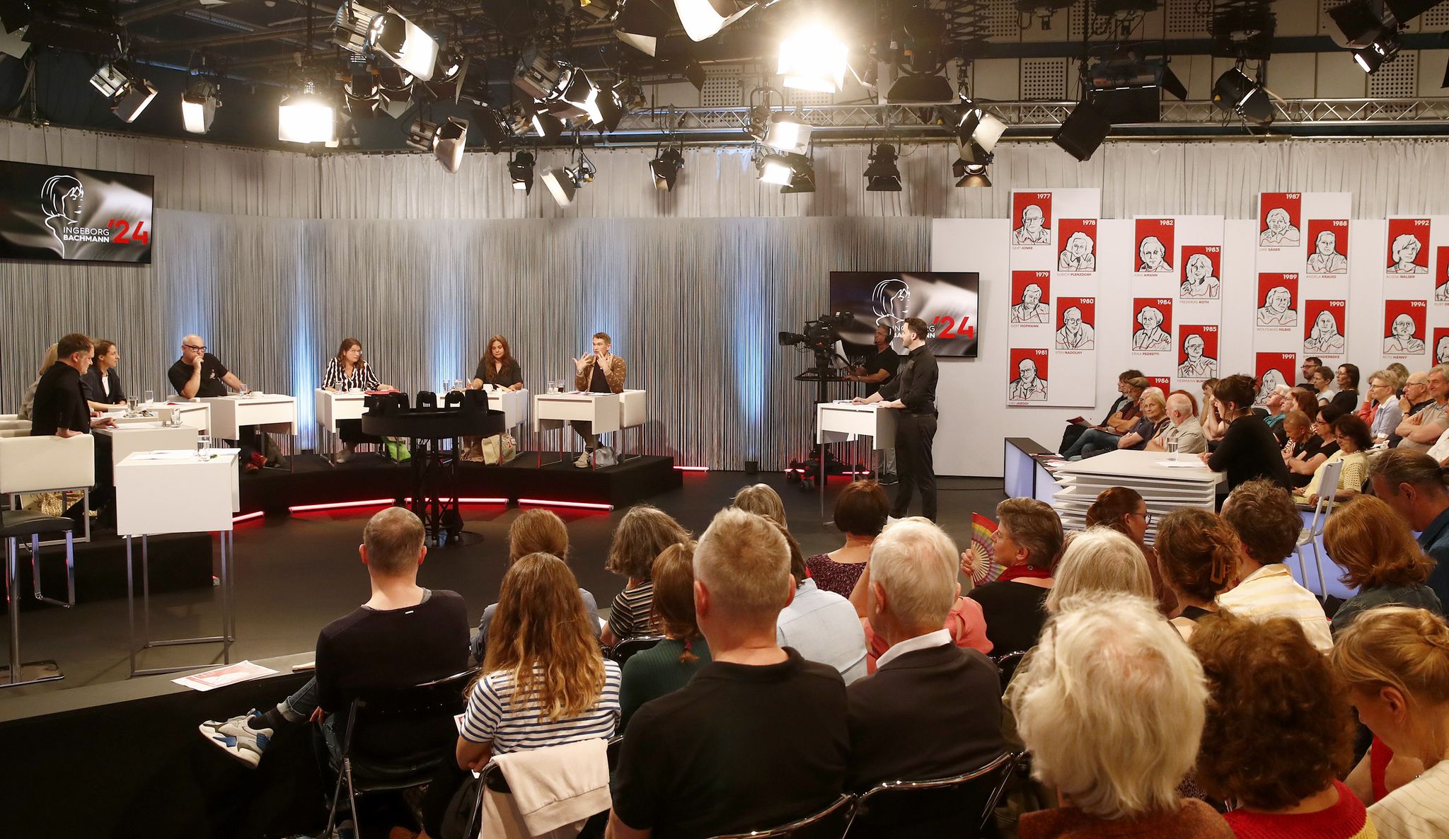 Die Schreibtalente stellen sich einer kritischen Jury und dem Live-Publikum.