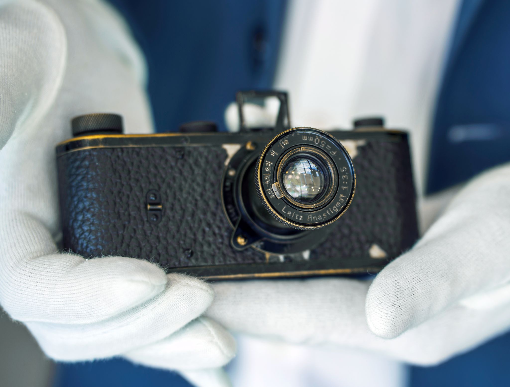 Ein über 100 Jahre alter Prototyp einer Leica-Kleinbildkamera ist bei einer Auktion für 7,2 Millionen Euro versteigert worden.