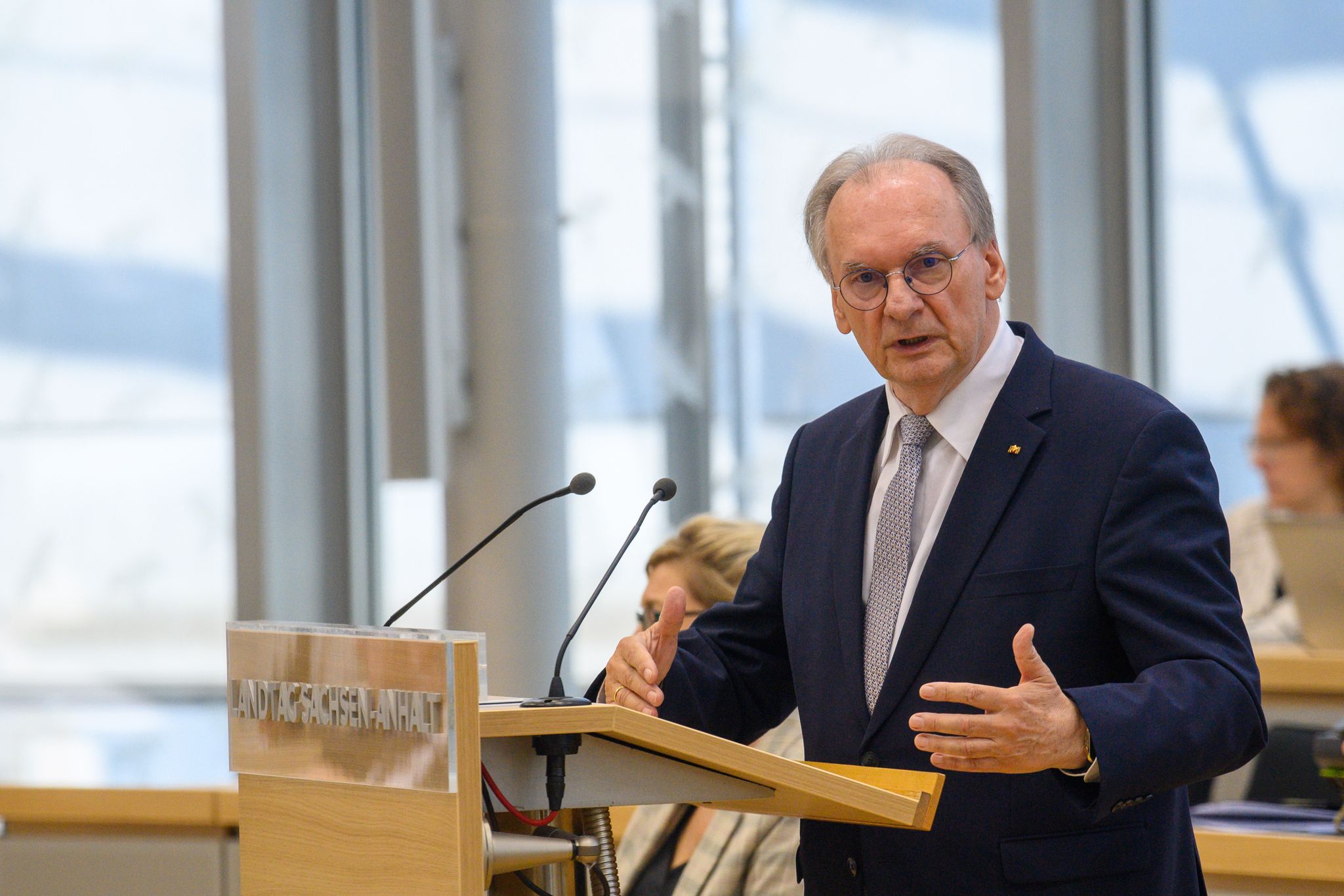 Sachsen-Anhalts Ministerpräsident Reiner Haseloff (CDU) würde nach eigenen Worten im Falle einer AfD-Regierung über einen Wegzug nachdenken