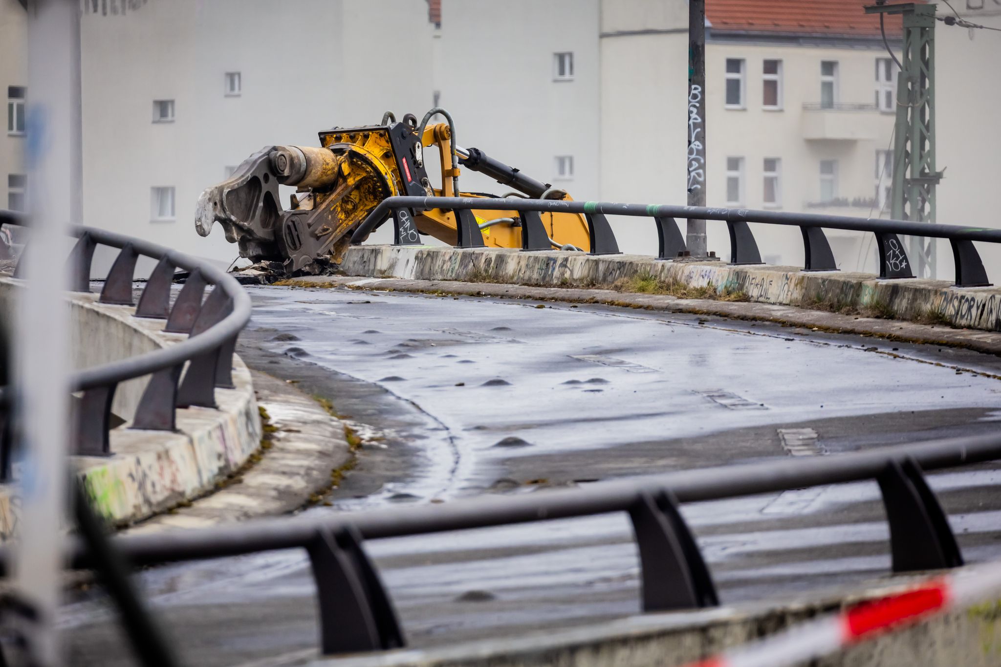 Ein bekanntes Beispiel: Die strapazierte Ringbahnbrücke auf der A100 war nicht mehr zu retten. (Archivbild)