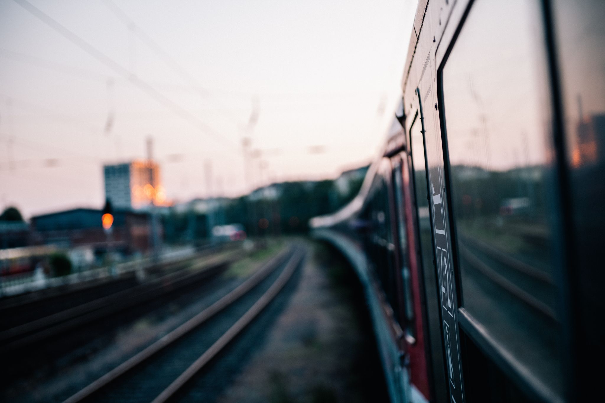 Gut vernetzt reisen: Eine durchgehende Fahrkarte sichert Rechte bei Zugverspätungen oder Ausfällen.