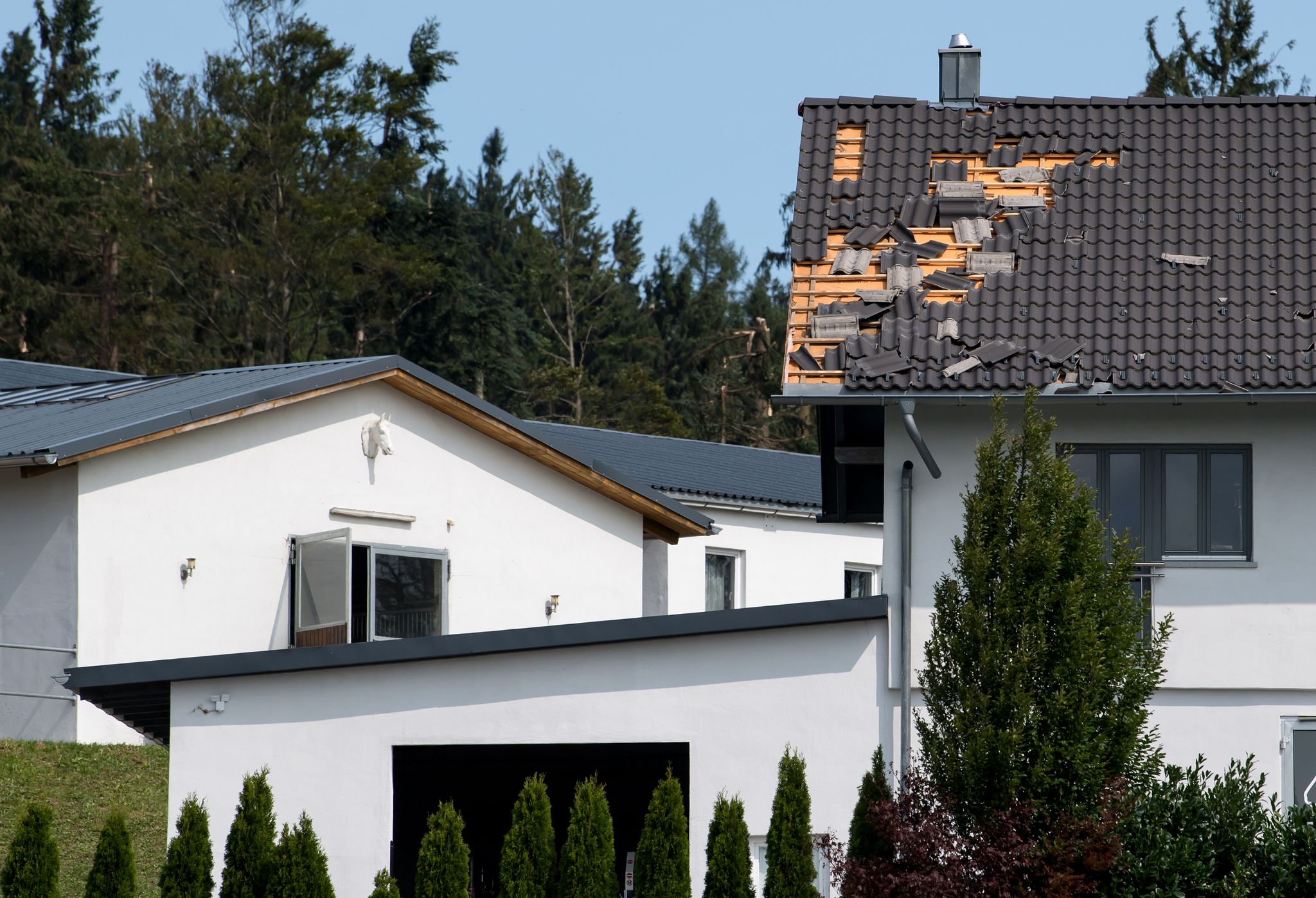 Hat ein Sturm das Dach des Eigenheims beschädigt, kommt die Wohngebäudeversicherung für den Schaden auf.