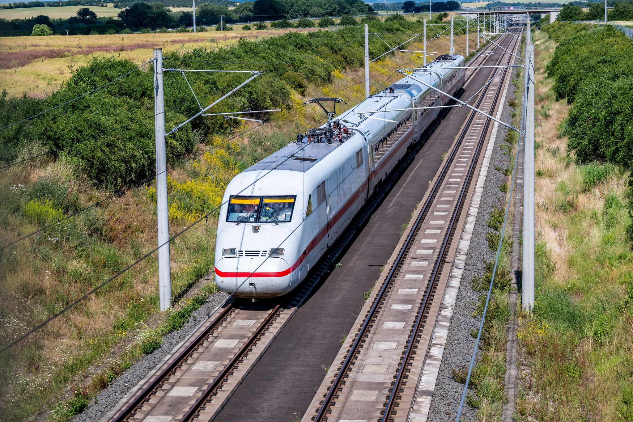 Mit 405 Kilometer pro Stunde rauschte der Hochgeschwindigkeitszug «Velaro Novo» über die Teststrecke zwischen Leipzig und Erfurt.