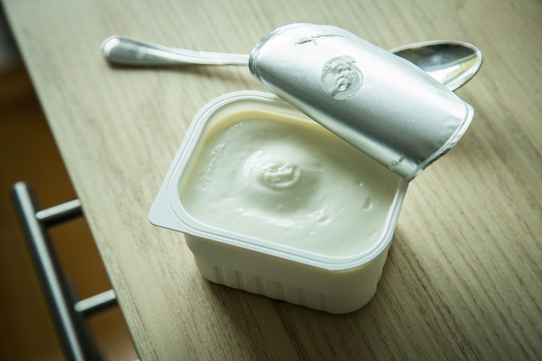 Magerquark hat die Nase vorn: Mit einem höheren Eiweißgehalt pro 100 Gramm übertrifft er den Skyr.