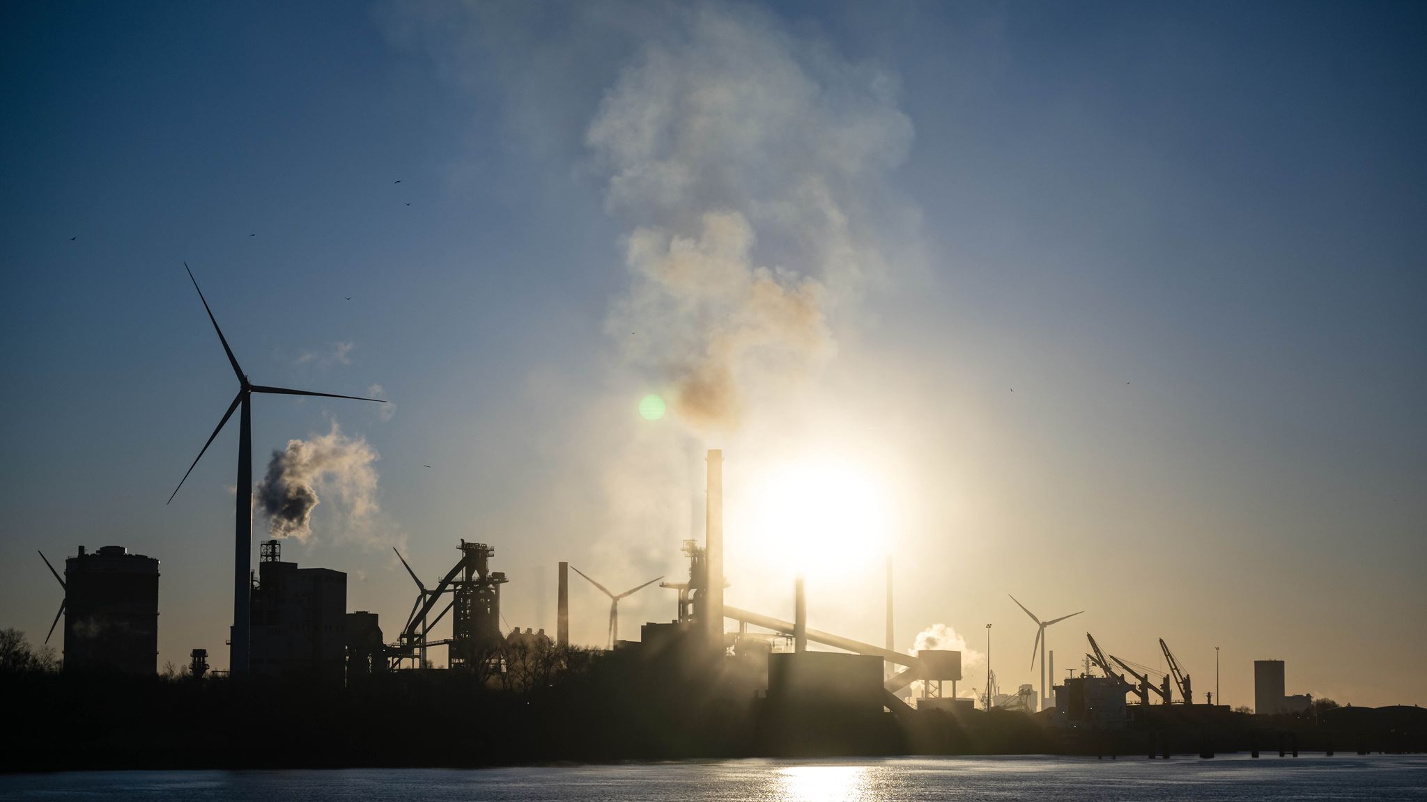 So schnell wie erhofft wird deutscher Stahl nicht grün, das heißt ohne CO2-Ausstoß, hergestellt. (Symbolbild)