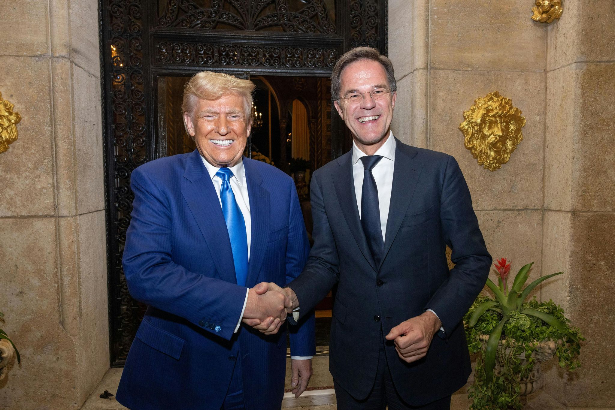 Mehr Lob geht kaum: Nato-Generalsekretär Mark Rutte schickte US-Präsident Trump zu dessen Reise nach Europa eine ganz besondere Nachricht. (Archivbild)