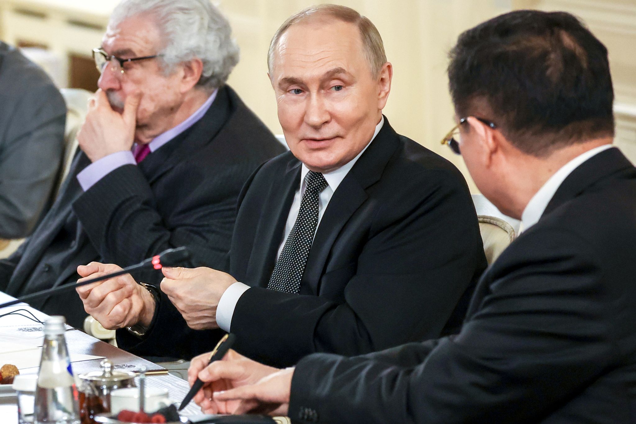 Der russische Präsident antwortet auf Fragen von Vertretern internationaler Nachrichtenagenturen.