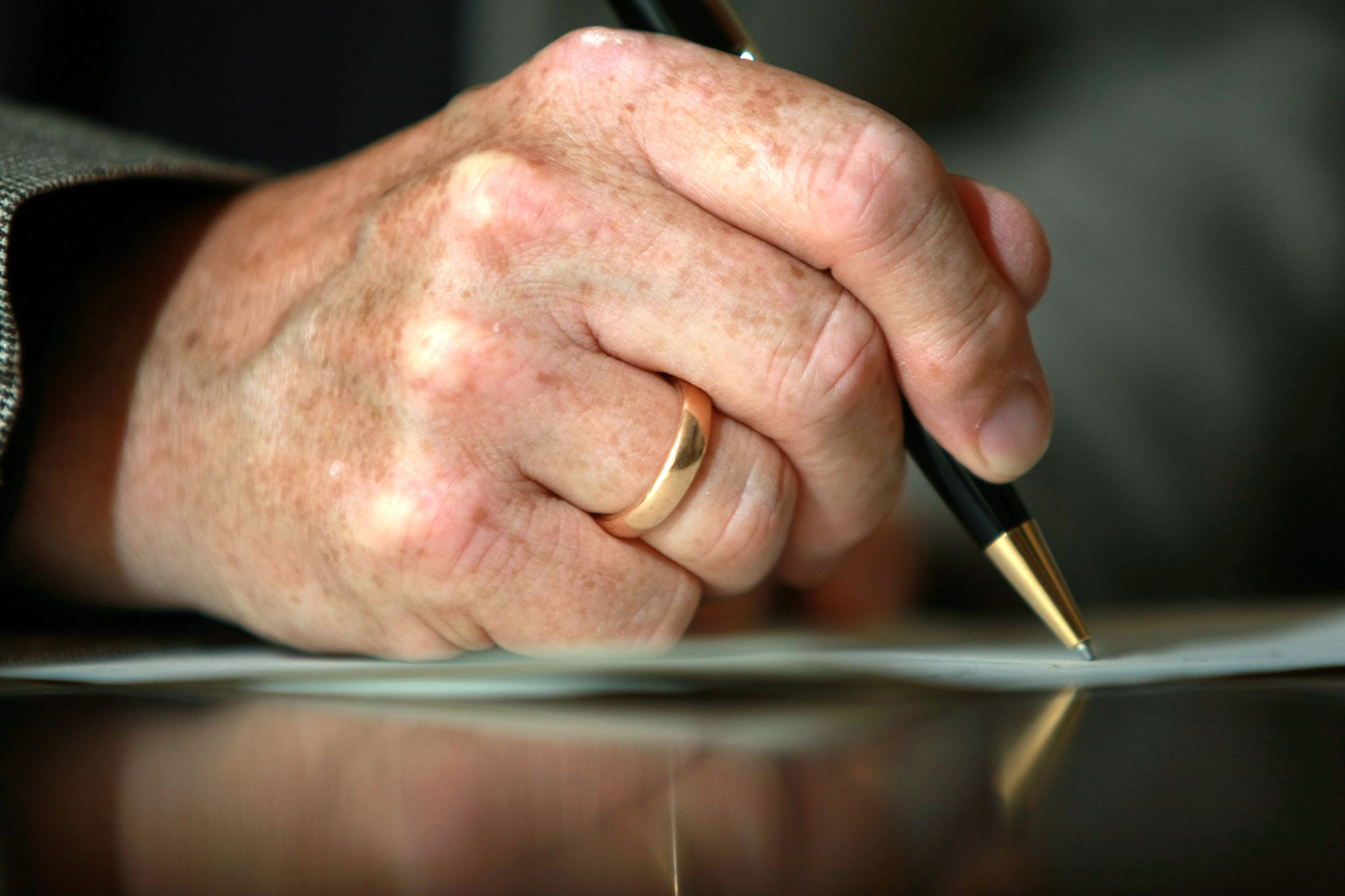 Bei einer Unterschrift muss es sich um einen individuellen Schriftzug handeln, der charakteristische Merkmale aufweist und dem noch Andeutungen von Buchstaben entnommen werden können.