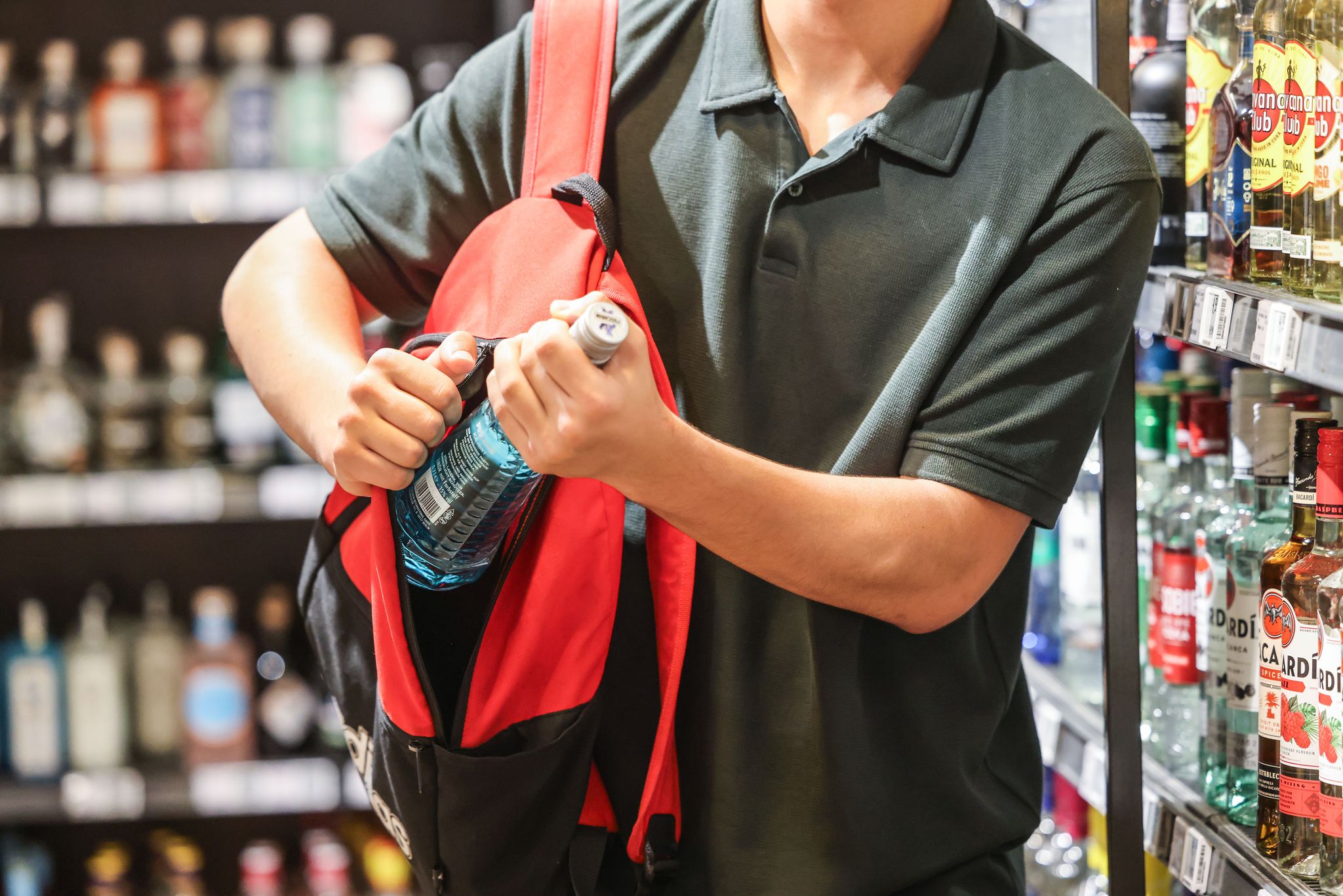 Supermärkte, Drogerien und andere Geschäfte beklagen pro Jahr einen hohen Schaden durch Diebstahl - von Kunden, Beschäftigten, Lieferanten und Servicekräften. (gestellte Szene)