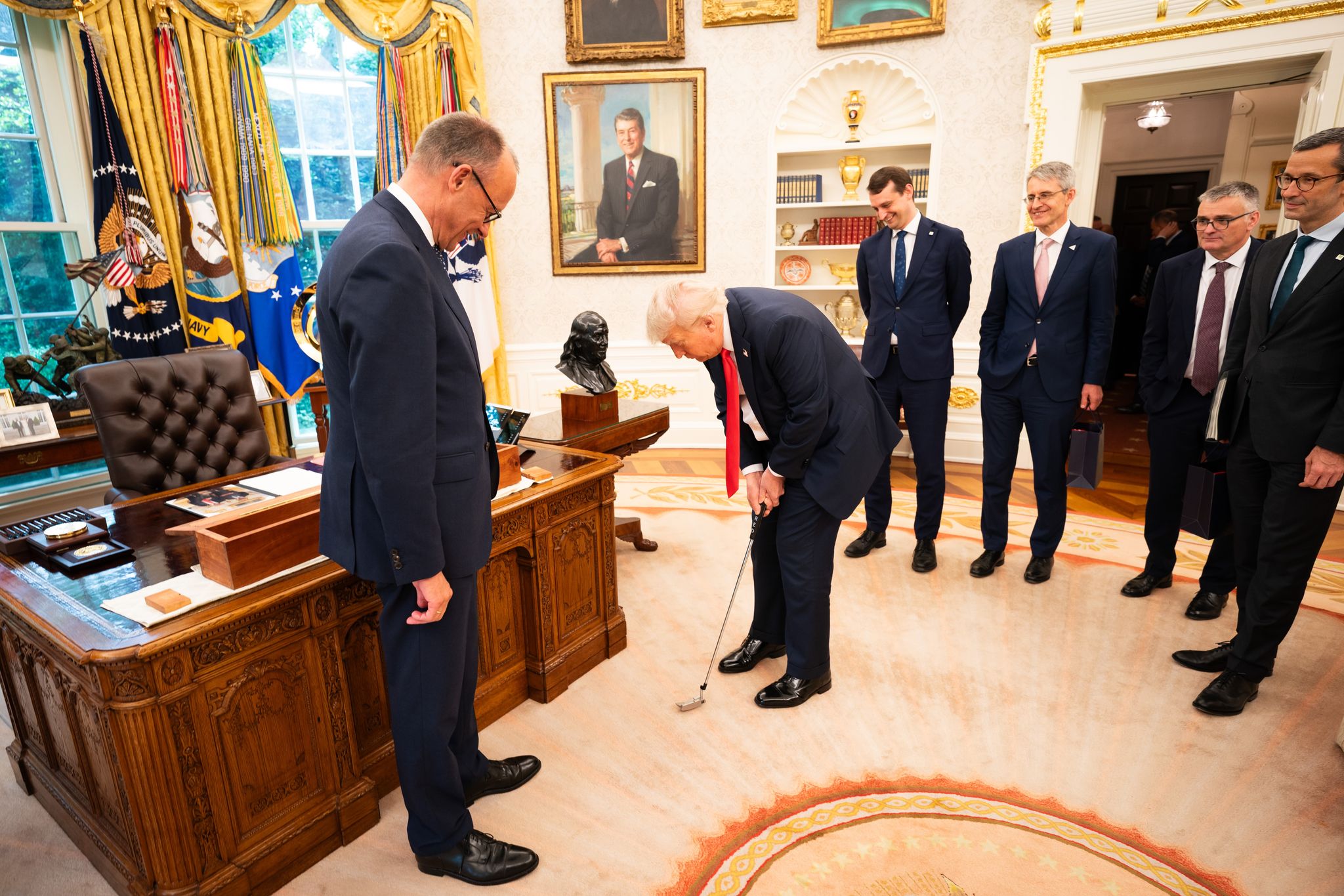 Sporteinlage im Oval Office während des Besuchs des Kanzlers beim US-Präsidenten.