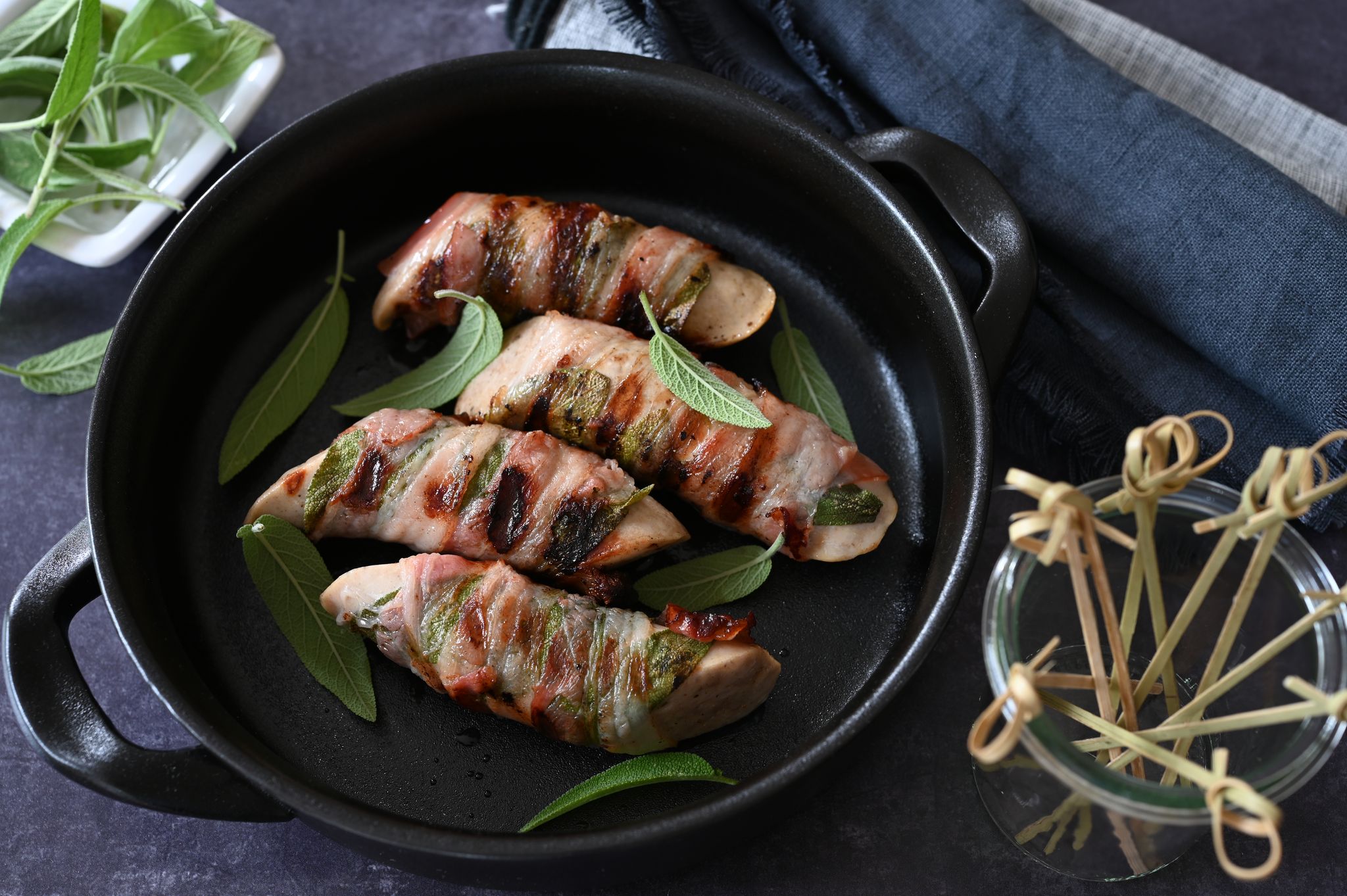 Ob in der Pfanne oder auf dem Grill: Umwickelt mit Salbeiblättern und Speck werden die Saltimbocca-Bratwürstchen garantiert zum Highlight.