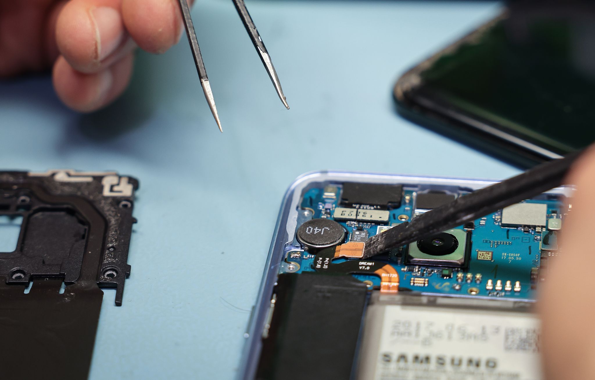 Ab dem 20. Juni sollen Kundinnen und Kunden mit dem Energielabel wissen, wie leicht ein Handy zu reparieren ist. (Symbolbild)