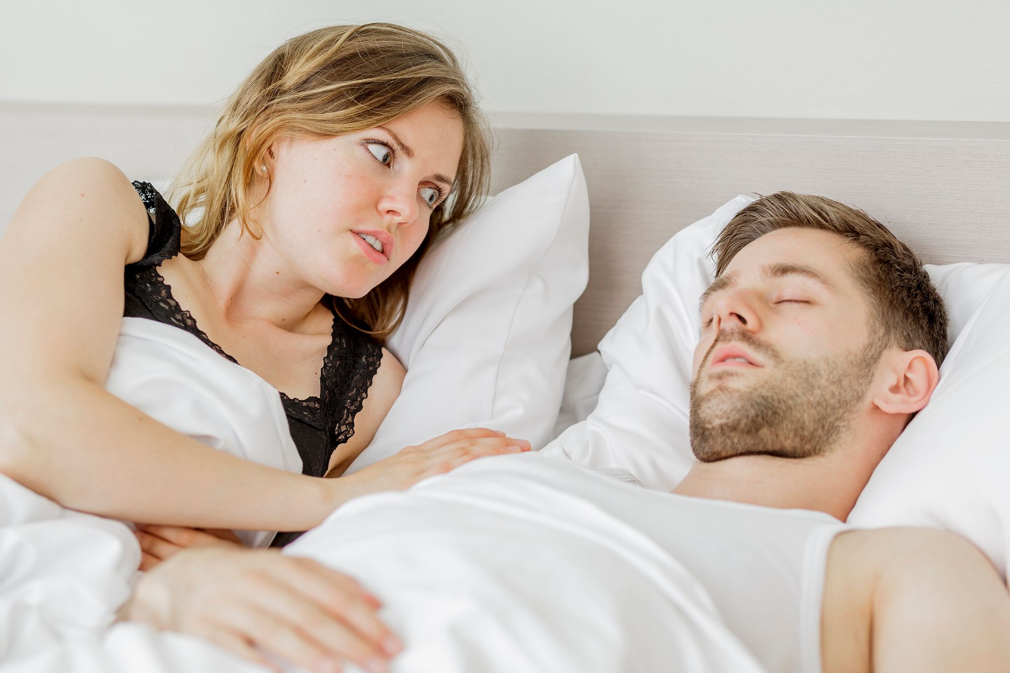 Schnarch! Auch wenn es manchmal schwer zu ertragen ist, ziehen viele Frauen den gemeinsamen Schlaf mit dem schnarchenden Partner getrennten Schlafzimmern vor.