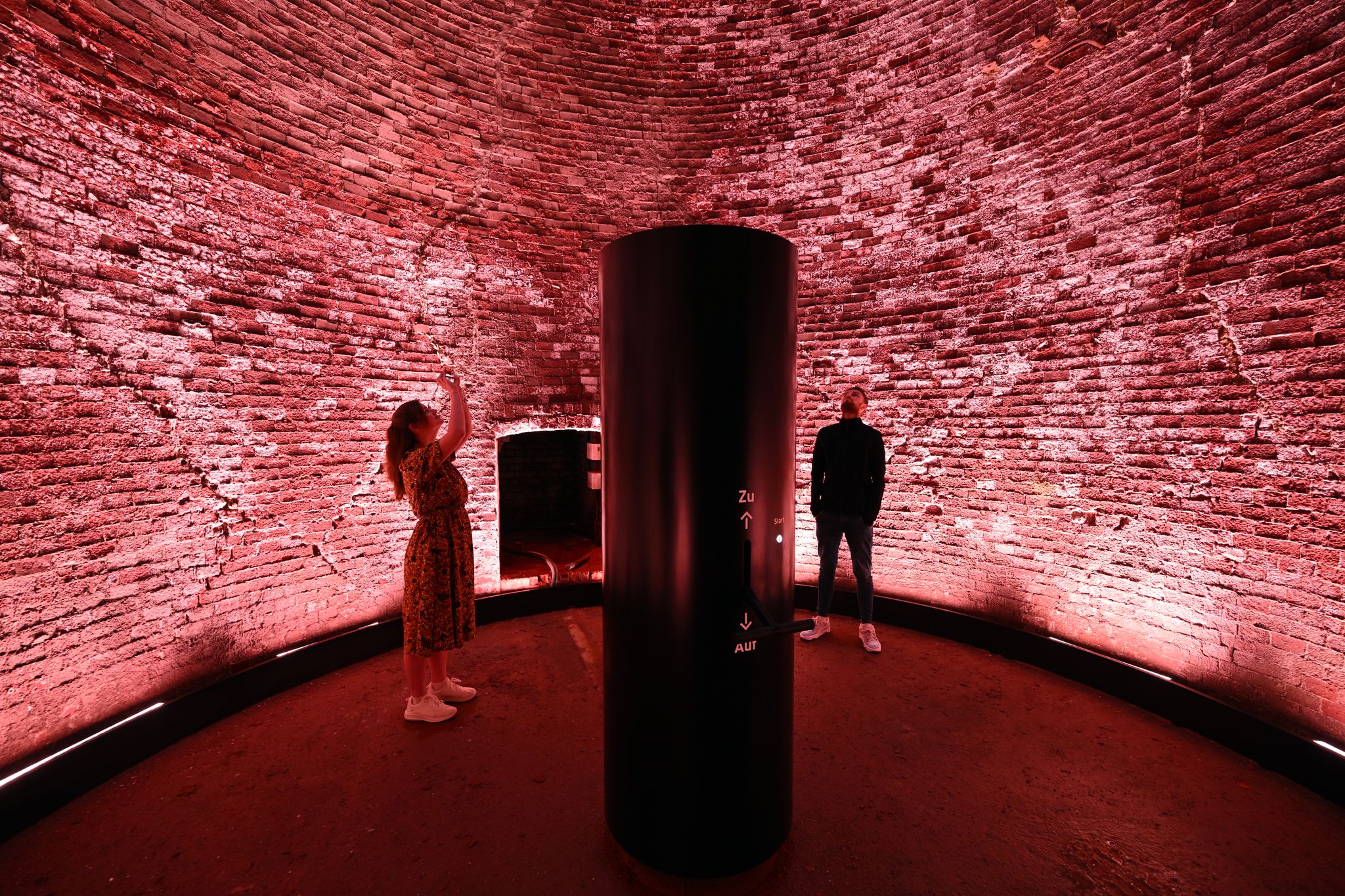 Höllenmaschine mit Lichtkunst: Der 98 Meter hohe Schornstein der Kokerei Zollverein leuchtet rot als Teil des erweiterten Denkmalpfads.