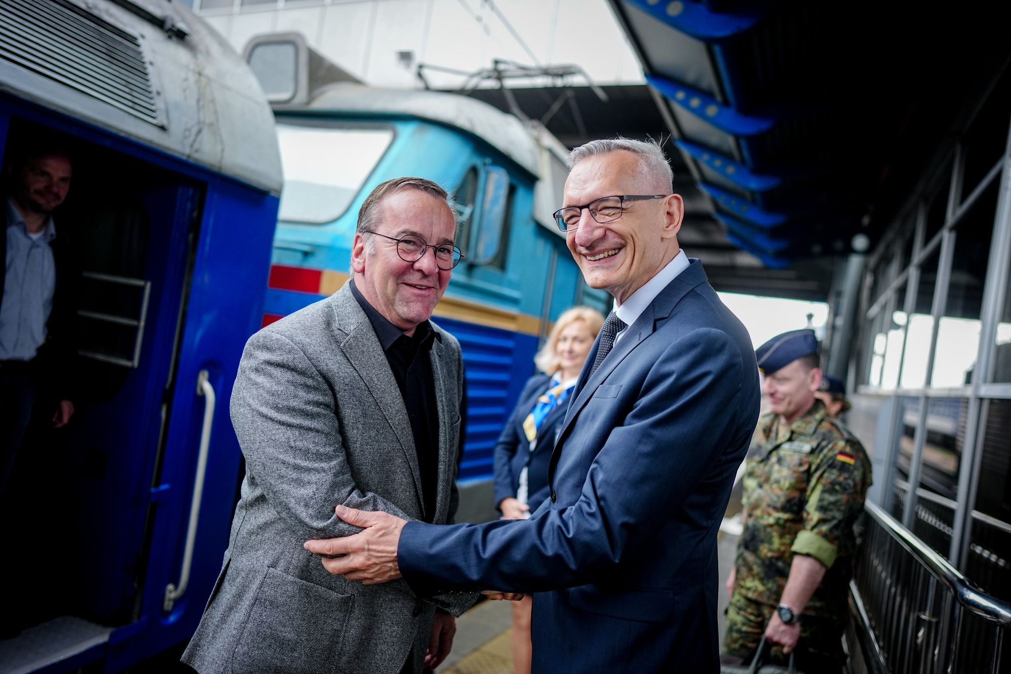 Verteidigungsminister Pistorius (l) wird in Kiew vom deutschen Botschafter, Martin Jäger, begrüßt.