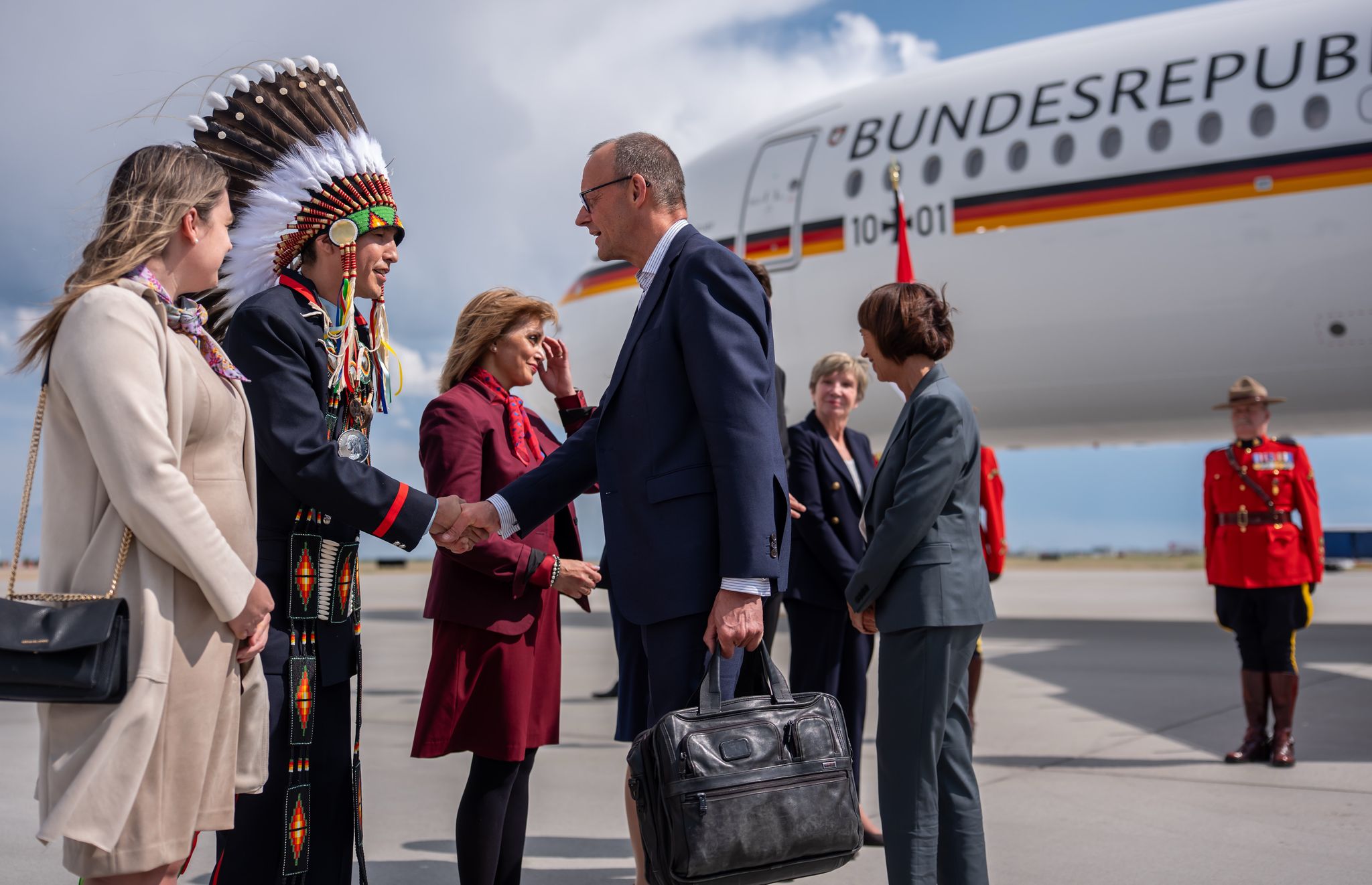 Steven Crowchild von der indigenen Tsuut’ina Nation begrüßte Kanzler Friedrich Merz in Calgary.