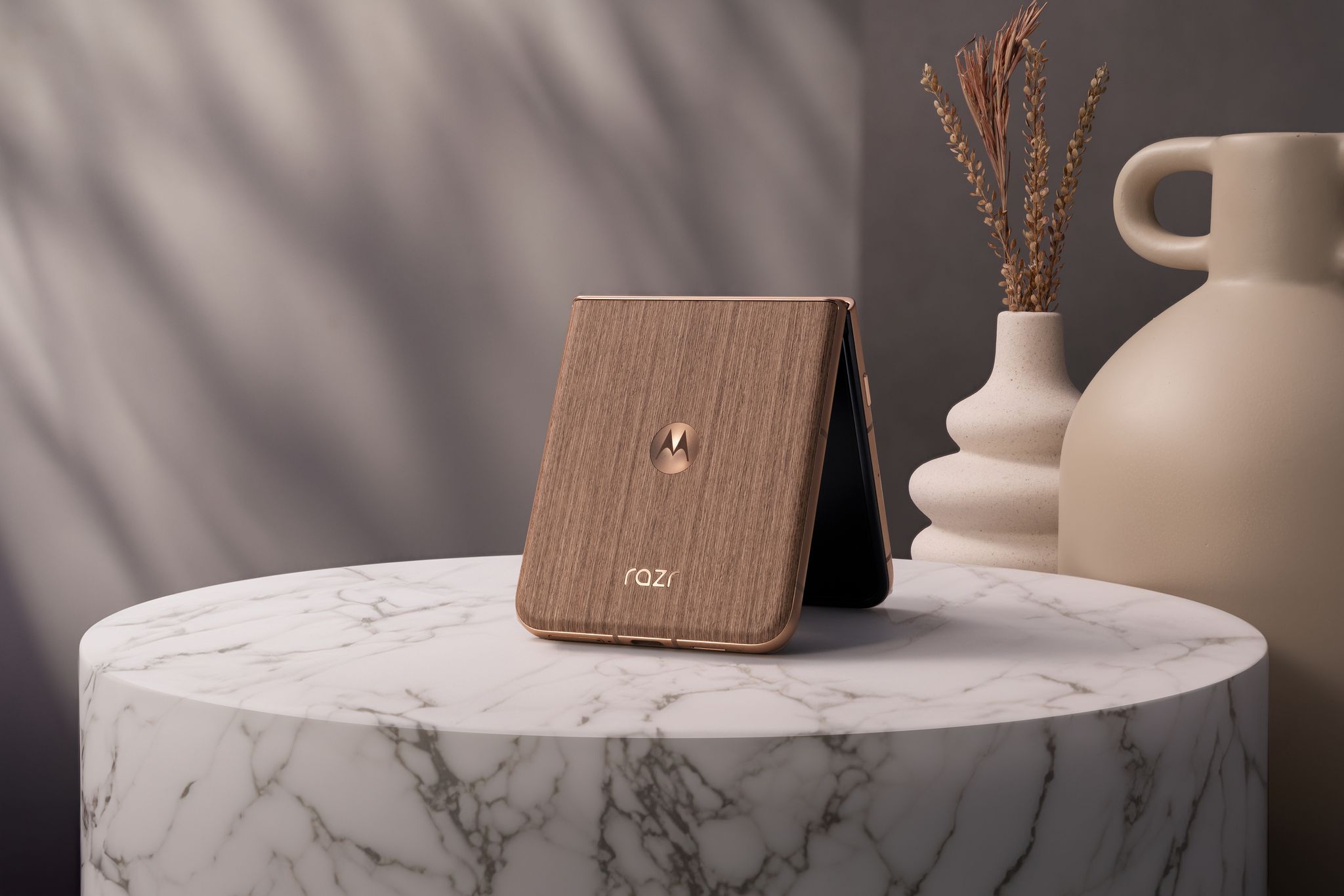 Nie wieder Fingerabdrücke: Die Rückseite des Razr 60 Ultra besteht bei der Modellvariante «Mountain Trail» tatsächlich aus Holz.