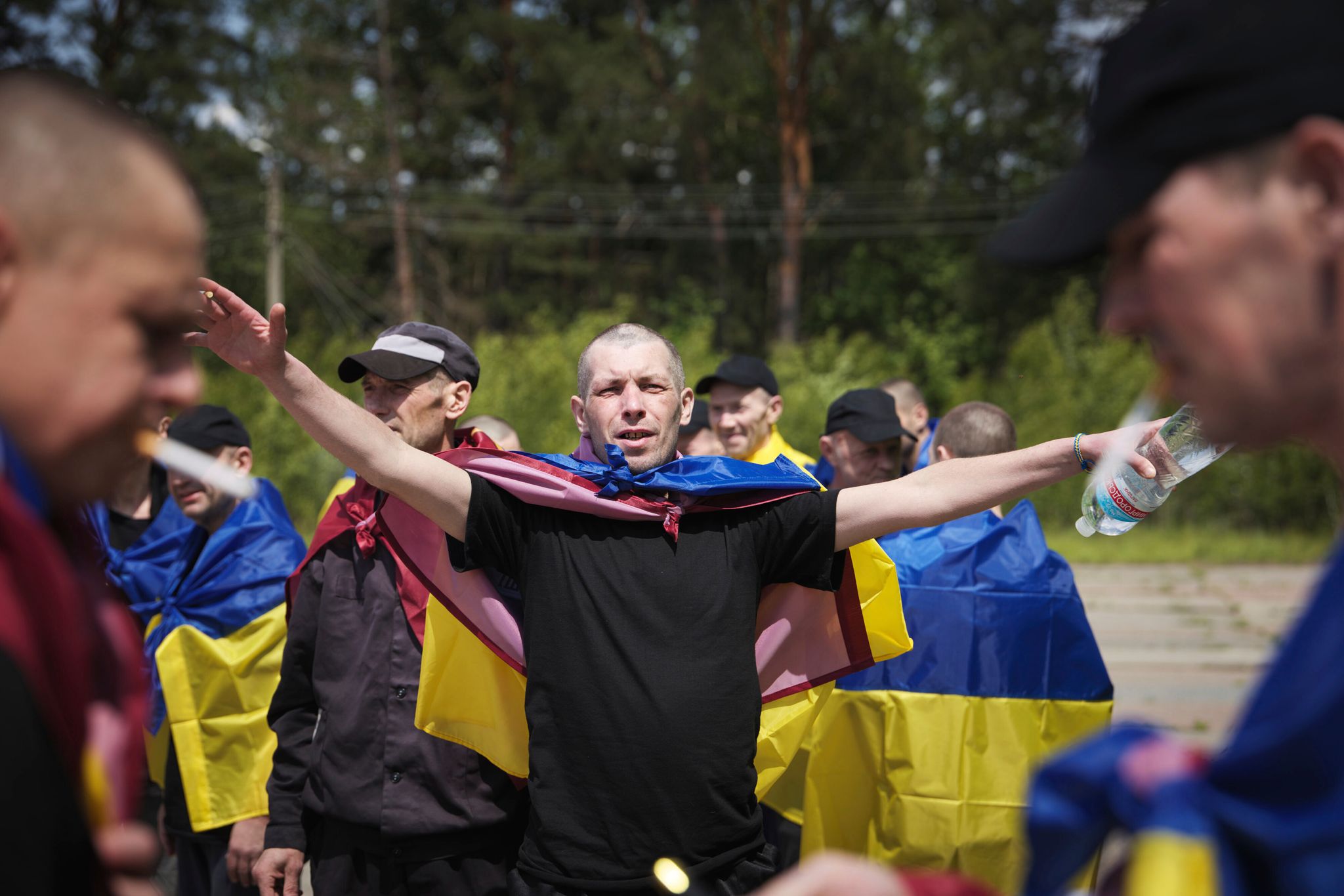 Der Austausch von Gefangenen läuft, auch wenn beide Seiten einander immer wieder Verzögerungen vorwerfen.