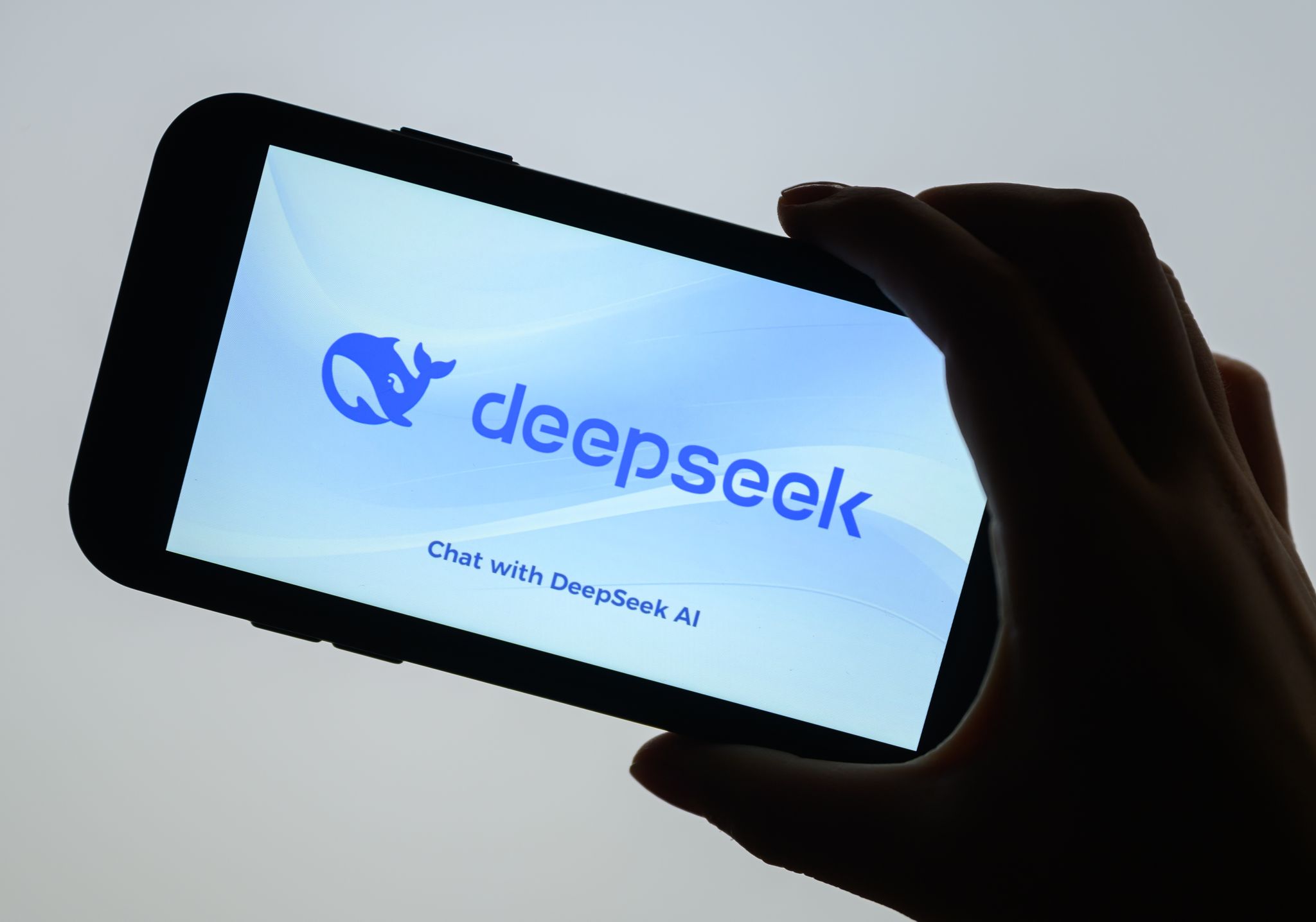 Die KI-App von DeepSeek soll wegen Verstößen gegen europäisches Recht aus den App-Stores von Apple und Google fliegen. (Archivbild)