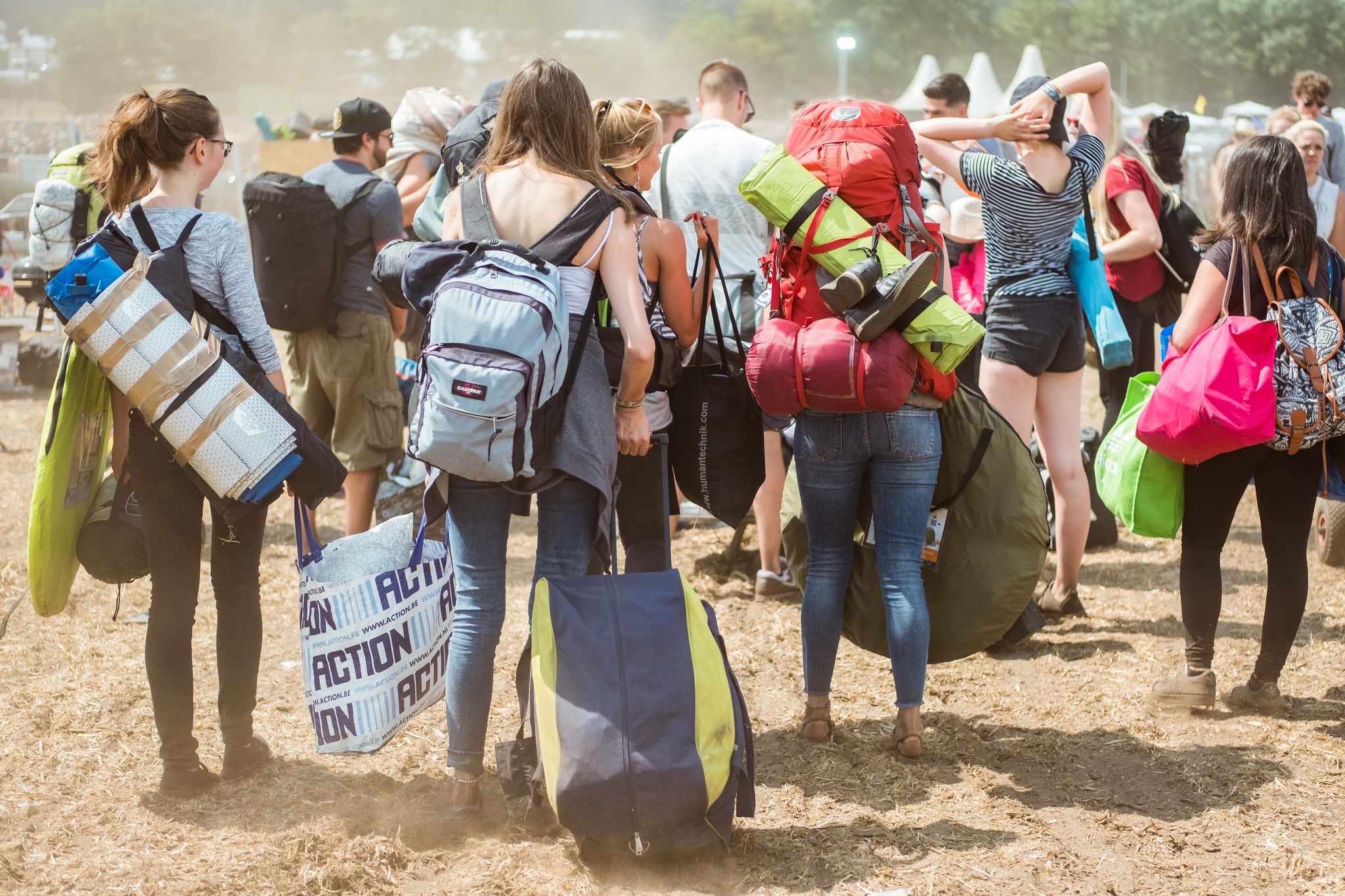 Festival mit Gepäck: Im Idealfall sollte man nicht mehr als 10 bis 15 Prozent des Körpergewichts auf dem Rücken tragen.