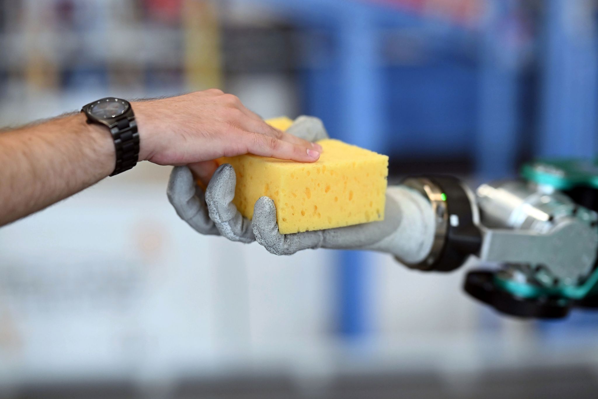 Zwischen Fortschritt und Verunsicherung: Der Einsatz neuer Technologien verändert klassische Jobprofile.