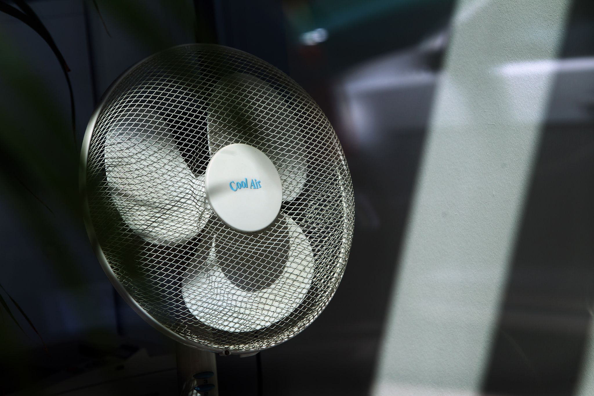 Hitzefrei im Job gibt es grundsätzlich nicht! Doch Ventilatoren, Jalousien oder flexible Arbeitszeiten sind mögliche Maßnahmen bei großer Hitze.