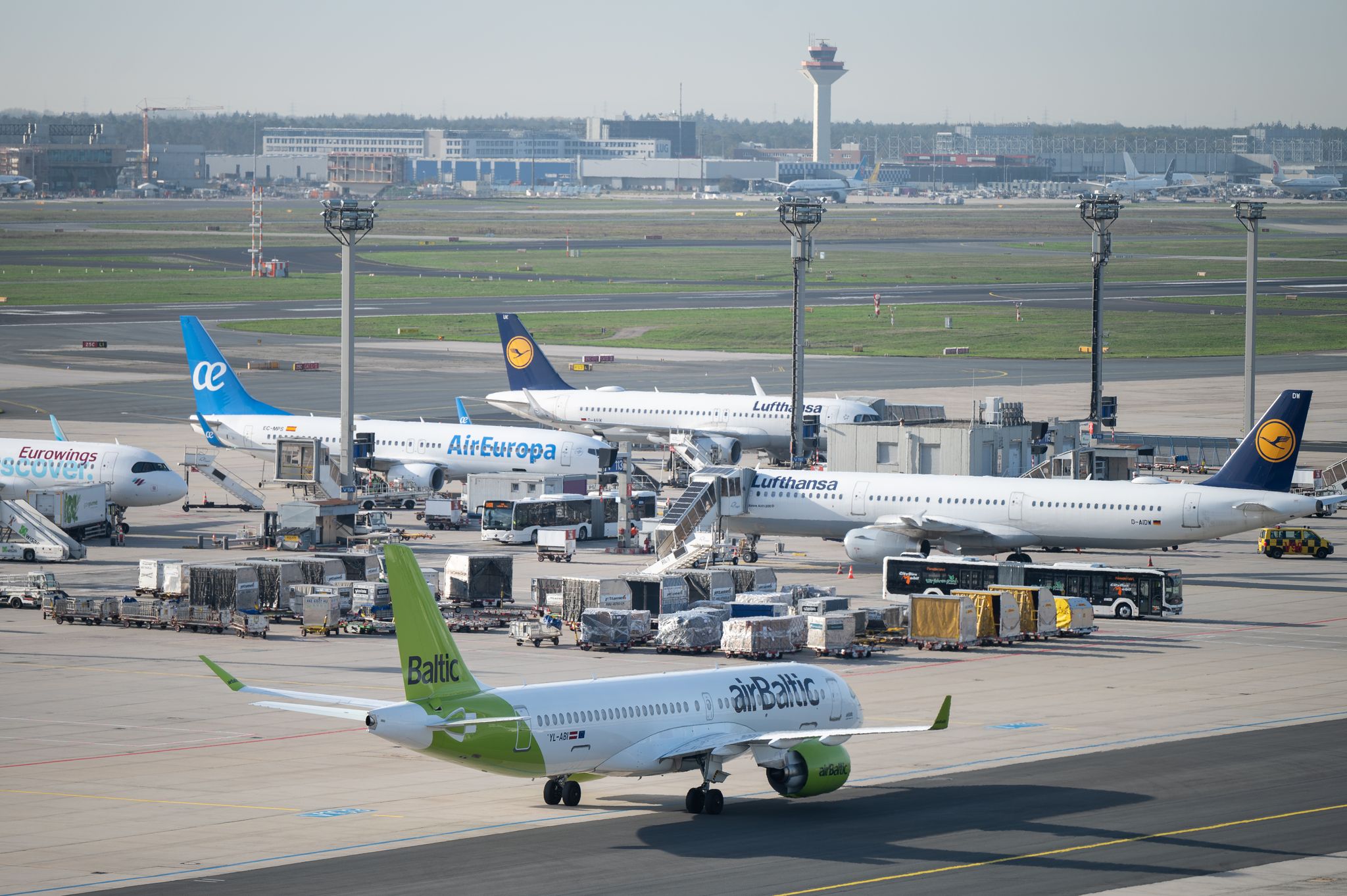 Jets von Lufthansa und AirBaltic auf dem Flughafen Frankfurt.