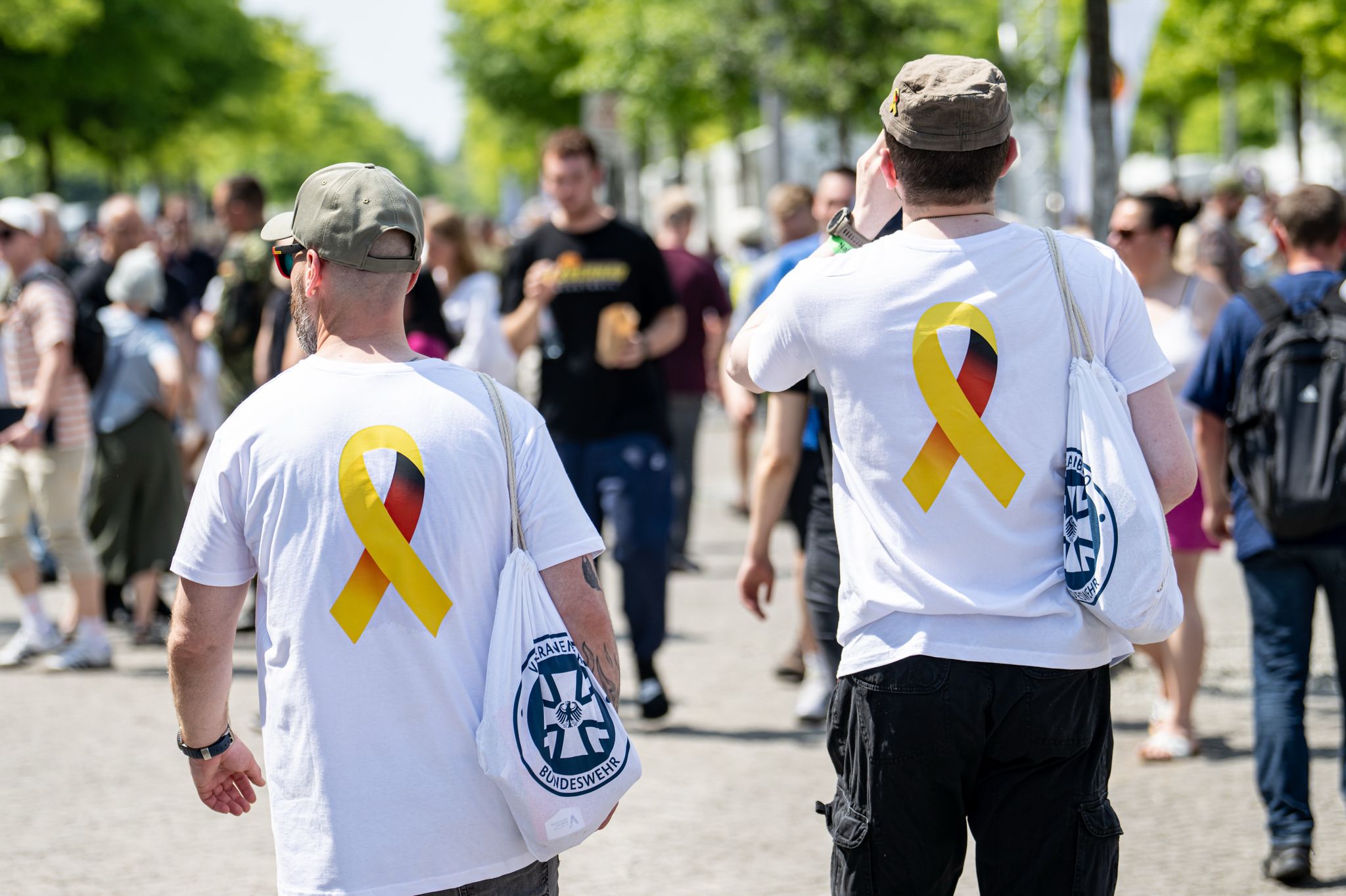 Mit gelber Schleife auf dem Veteranentag. Das Symbol erinnert an die Gefallenen und Verwundeten der Einsätze.