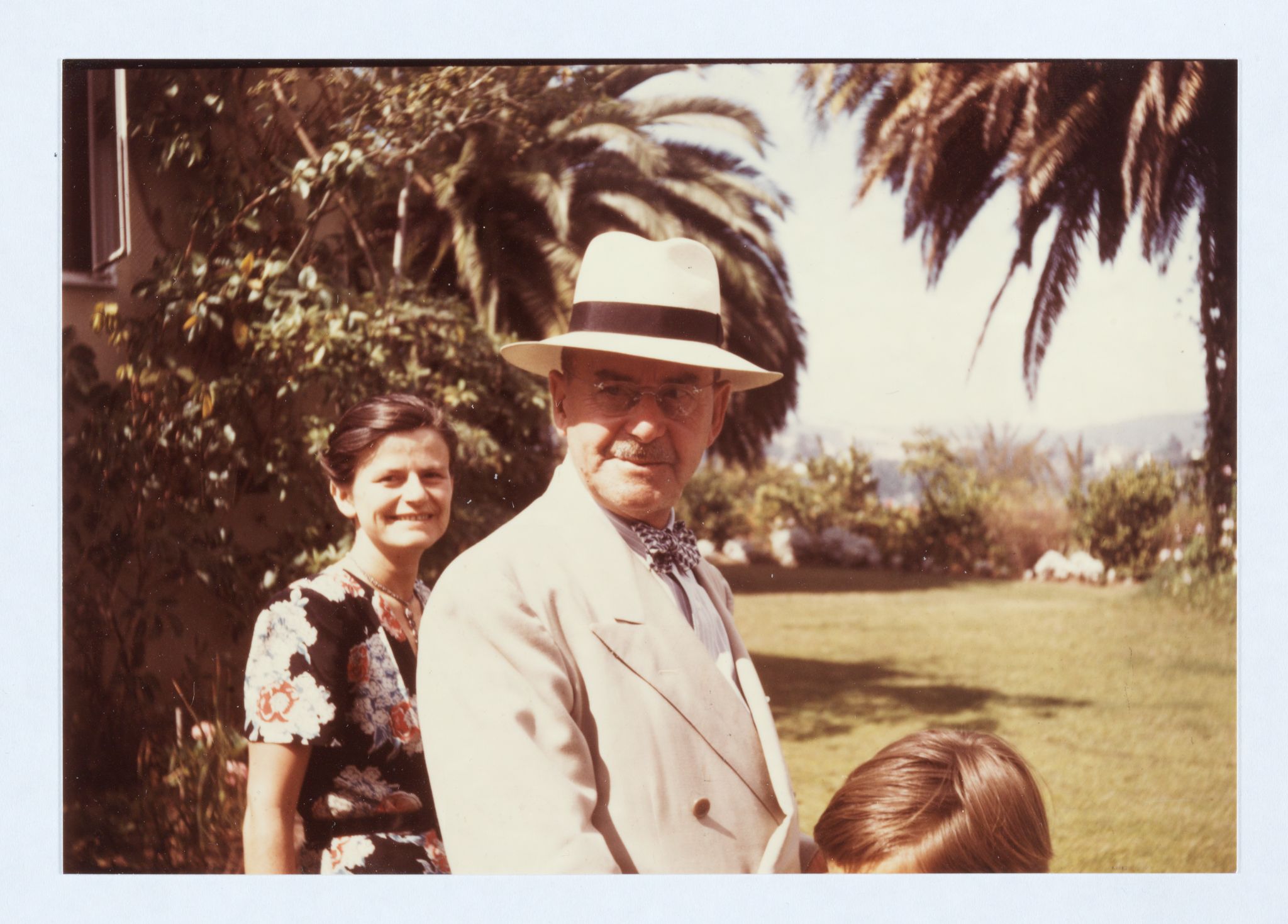 Thomas Mann mit seiner Tochter Elisabeth in einem Garten (circa 1946).