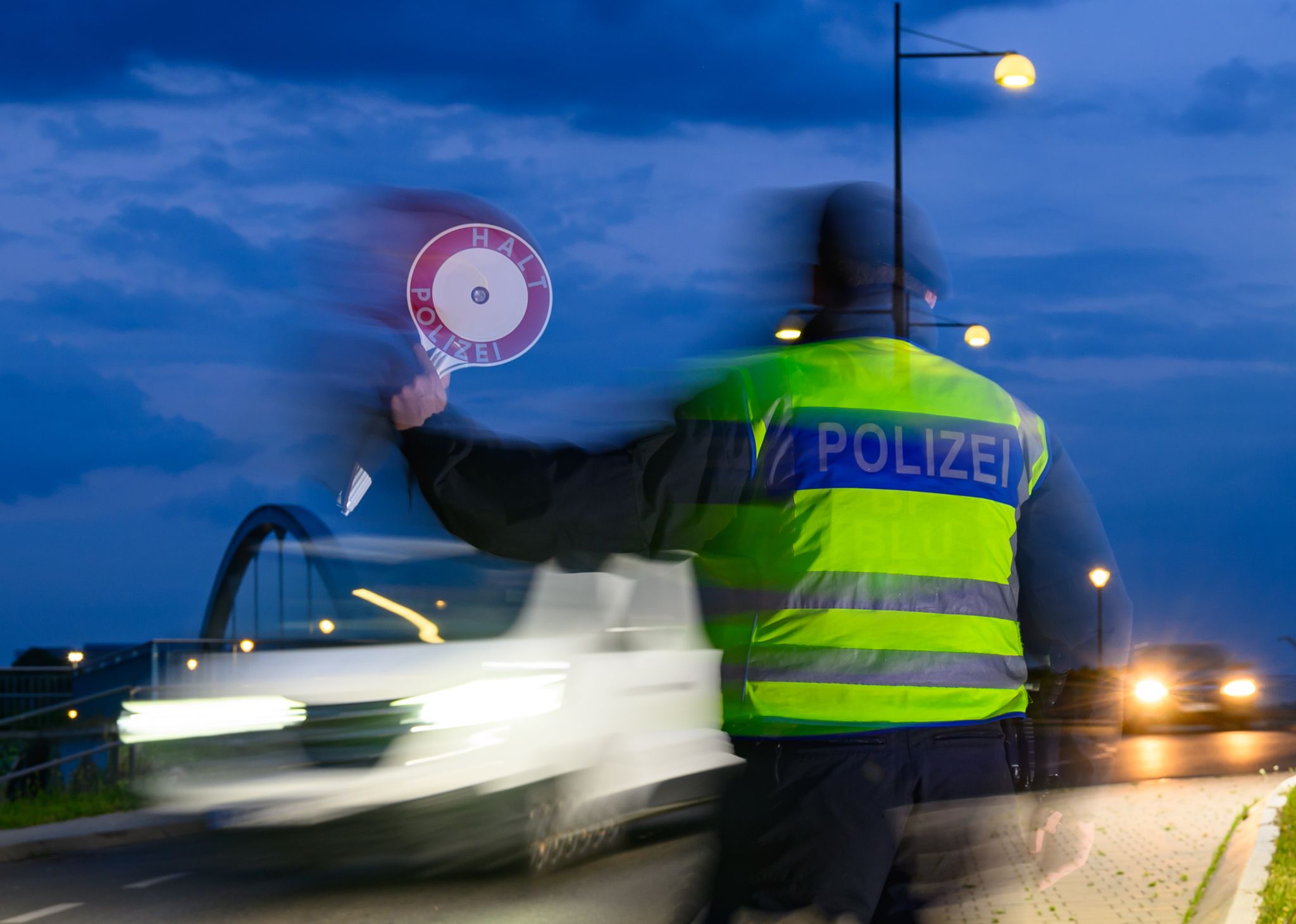 Die Bundesregierung hält an Zurückweisungen von Asylsuchenden an Grenzen fest. Doch zwischen den Koalitionspartnern Union und SPD droht bei dem Thema ein Streit. (Archivbild)