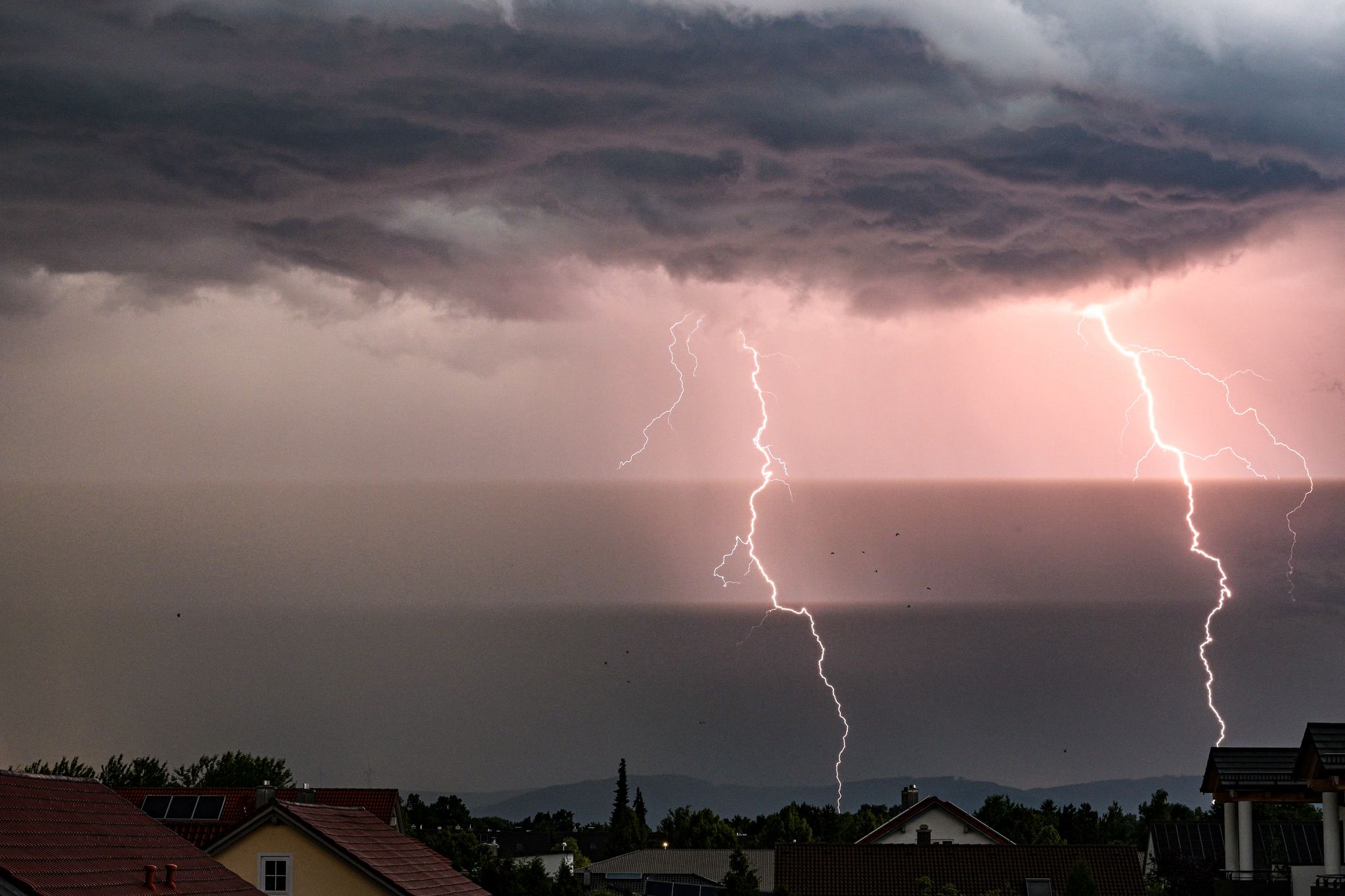 Schutz suchen: Das Bundesamt für Bevölkerungsschutz und Katastrophenhilfe rät, sich bei Gewitter und Sturm in einem stabilen Gebäude aufzuhalten.