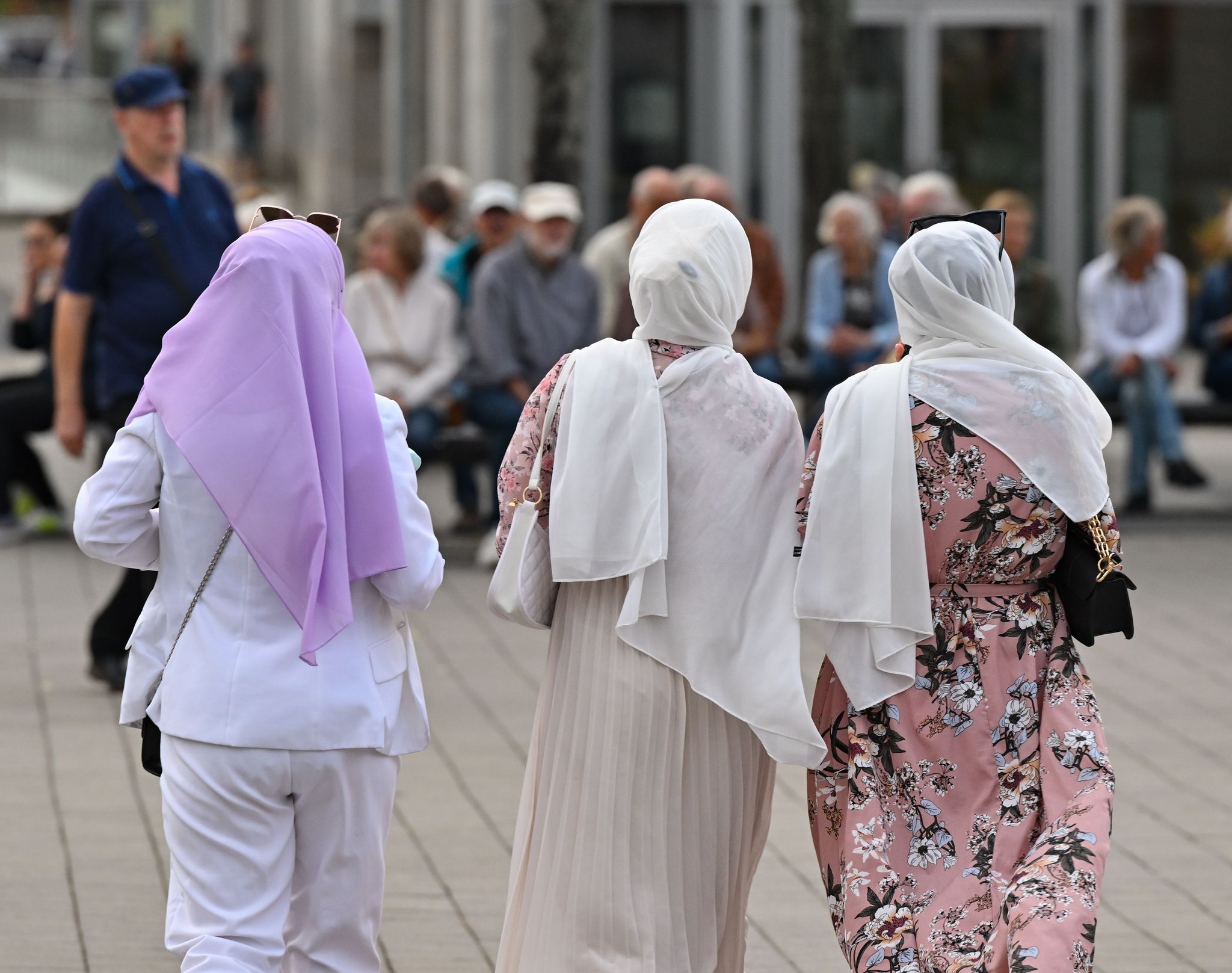 Frauen, die Kopftuch tragen, werden besonders häufig zur Zielscheibe. (Symbolbild)