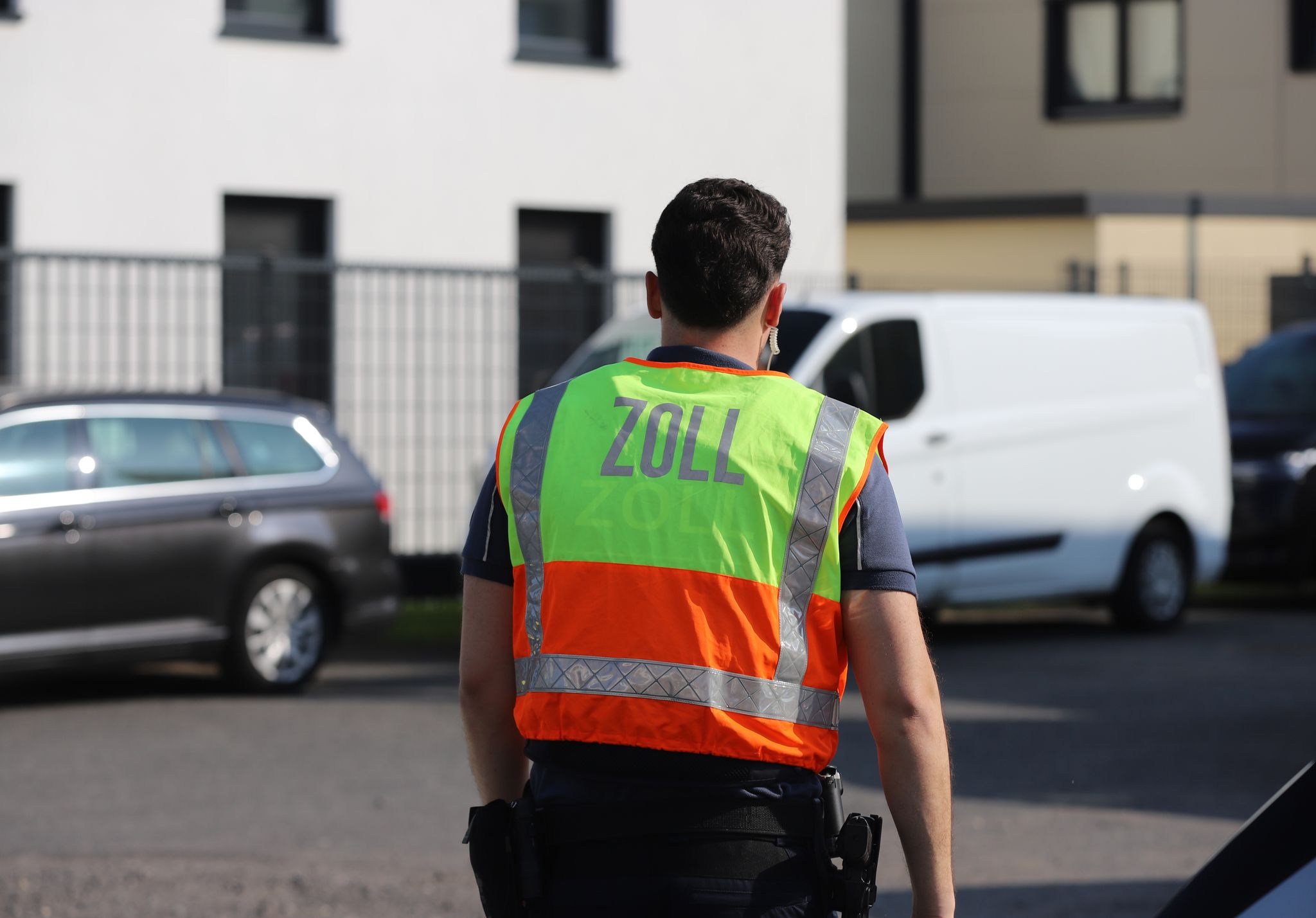 Ein Zöllner bei der Überprüfung einer Baustelle - immer wieder macht der Zoll Schwarzarbeiter ausfindig.